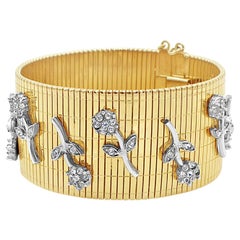 Bracciale d'oro flessibile Bergere d'epoca con fiori d'argento Circa 1960
