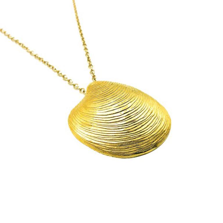 A beautiful, Vintage Bergere Seashell Necklace. Crafted in gold plated metal. Featuring a finely detailed seashell pendant and a lovely belcher style chain with a hook clasp. Created by Bergere in 1975. Bergere were a New York company, known for