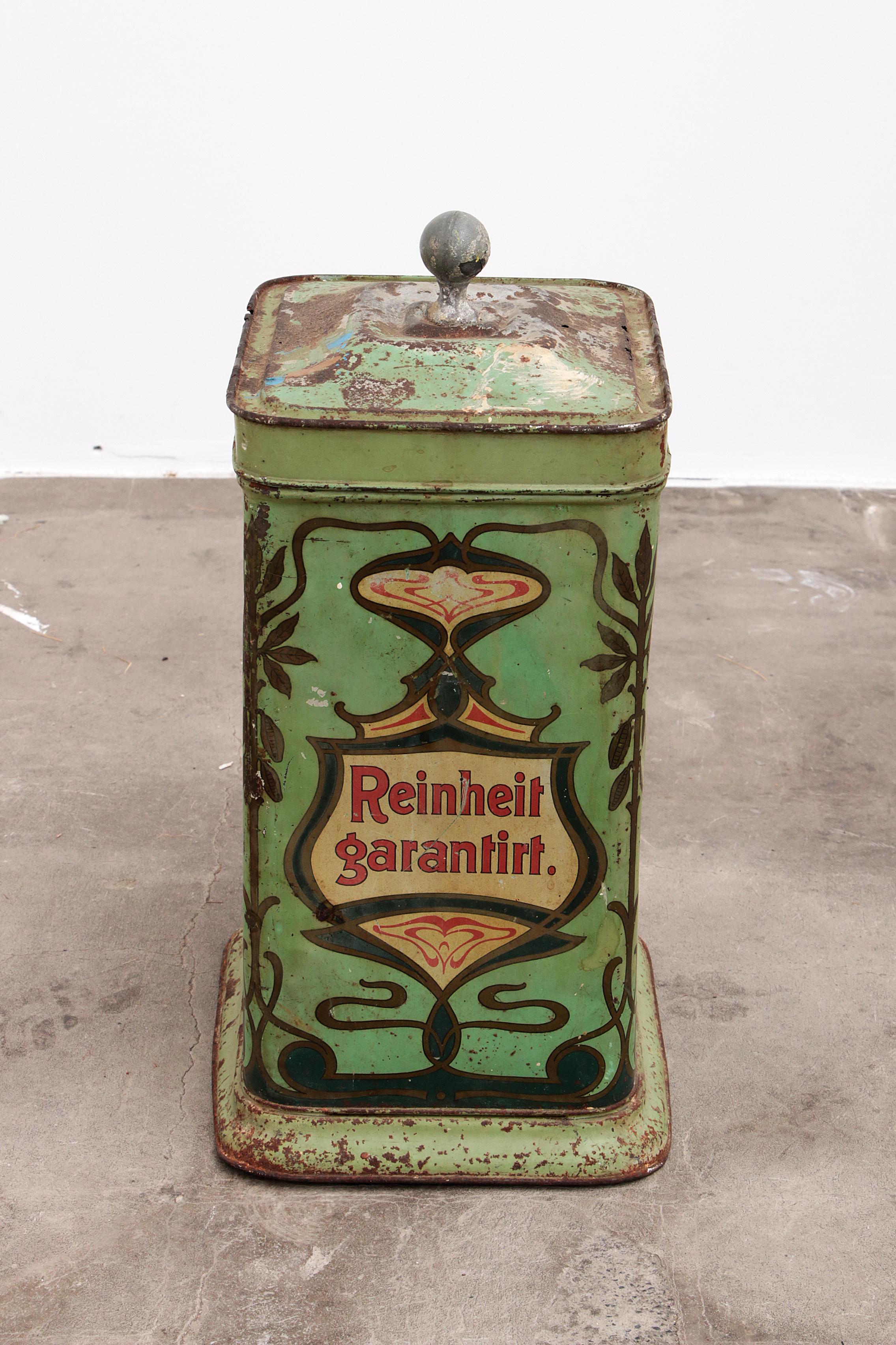 Berger's Germania-Cacao Storage Tin 1900-1930 In Fair Condition For Sale In Oostrum-Venray, NL