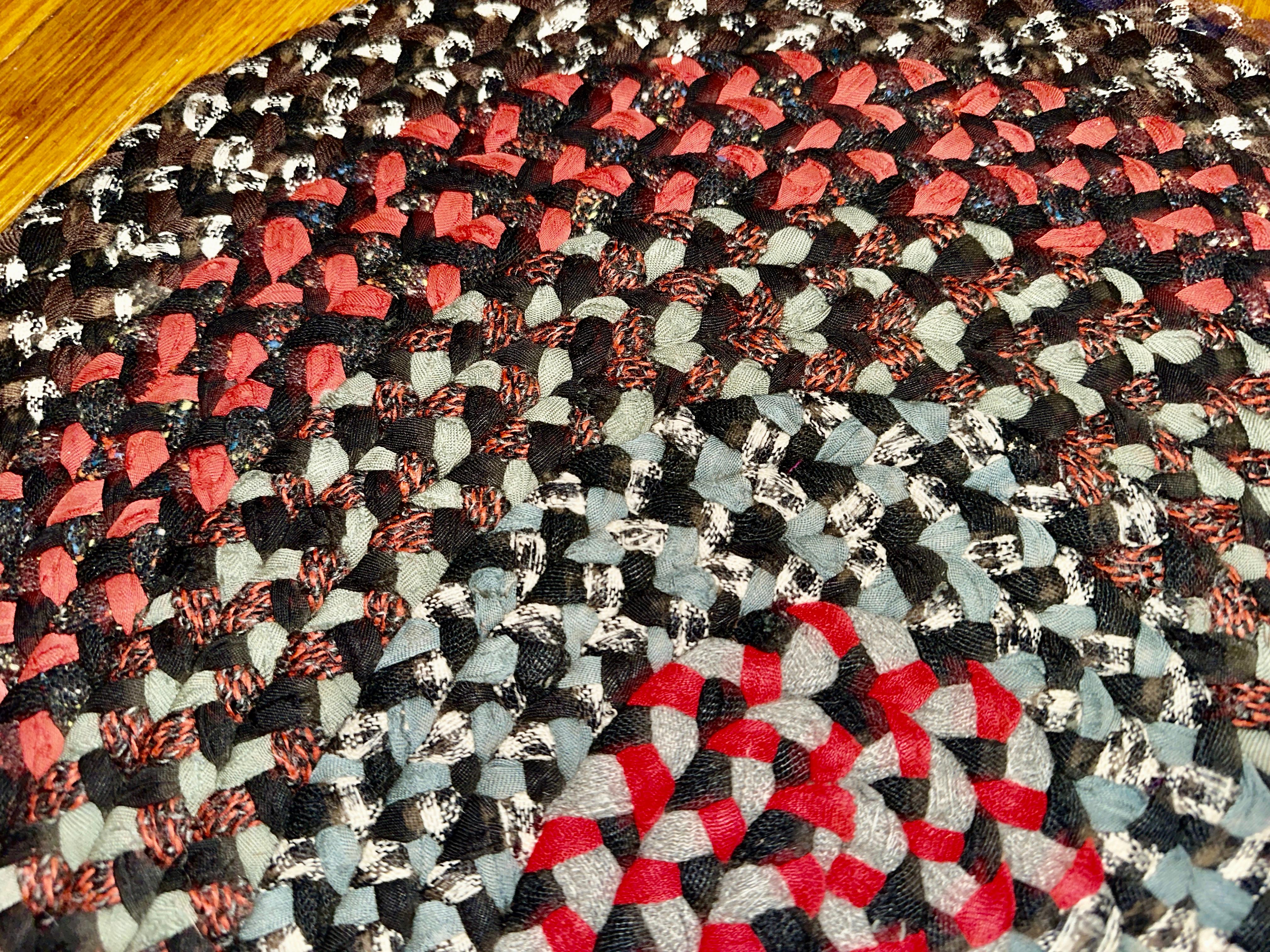 Si tratta di un tappeto intrecciato vintage di arte popolare americana in condizioni immacolate.  Il tappeto ha colori eccellenti (vedi foto). Realizzato a Reading, nella contea di Berk, in Pennsylvania, il tappeto è stato utilizzato su un tavolo e