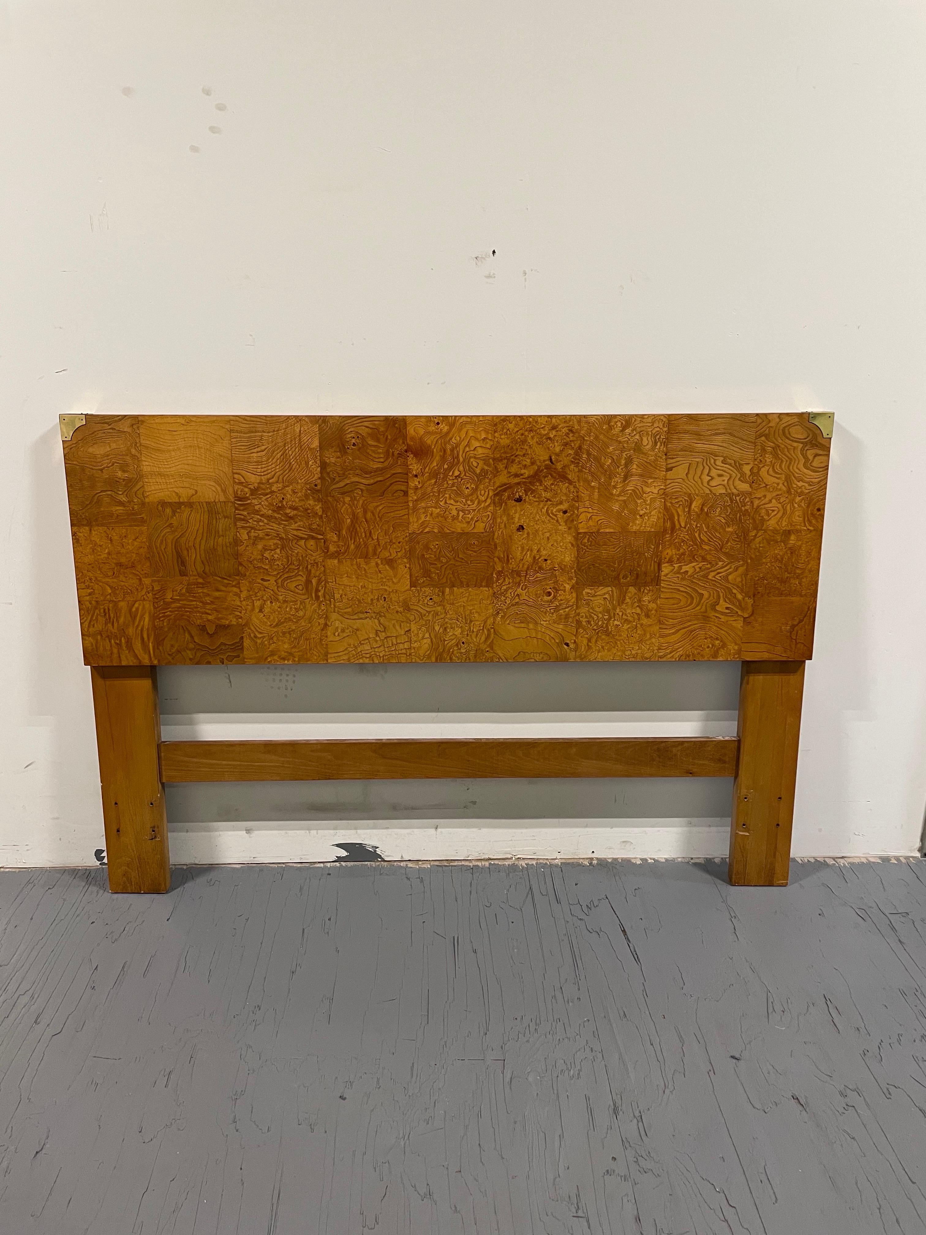 Mid-Century Modern Hollywood Regency Campaign style full or queen size headboard by Bernhardt. Milo Baughman patchwork patterned Olive Wood with Brass corner caps.

USA, Circa 1970s.