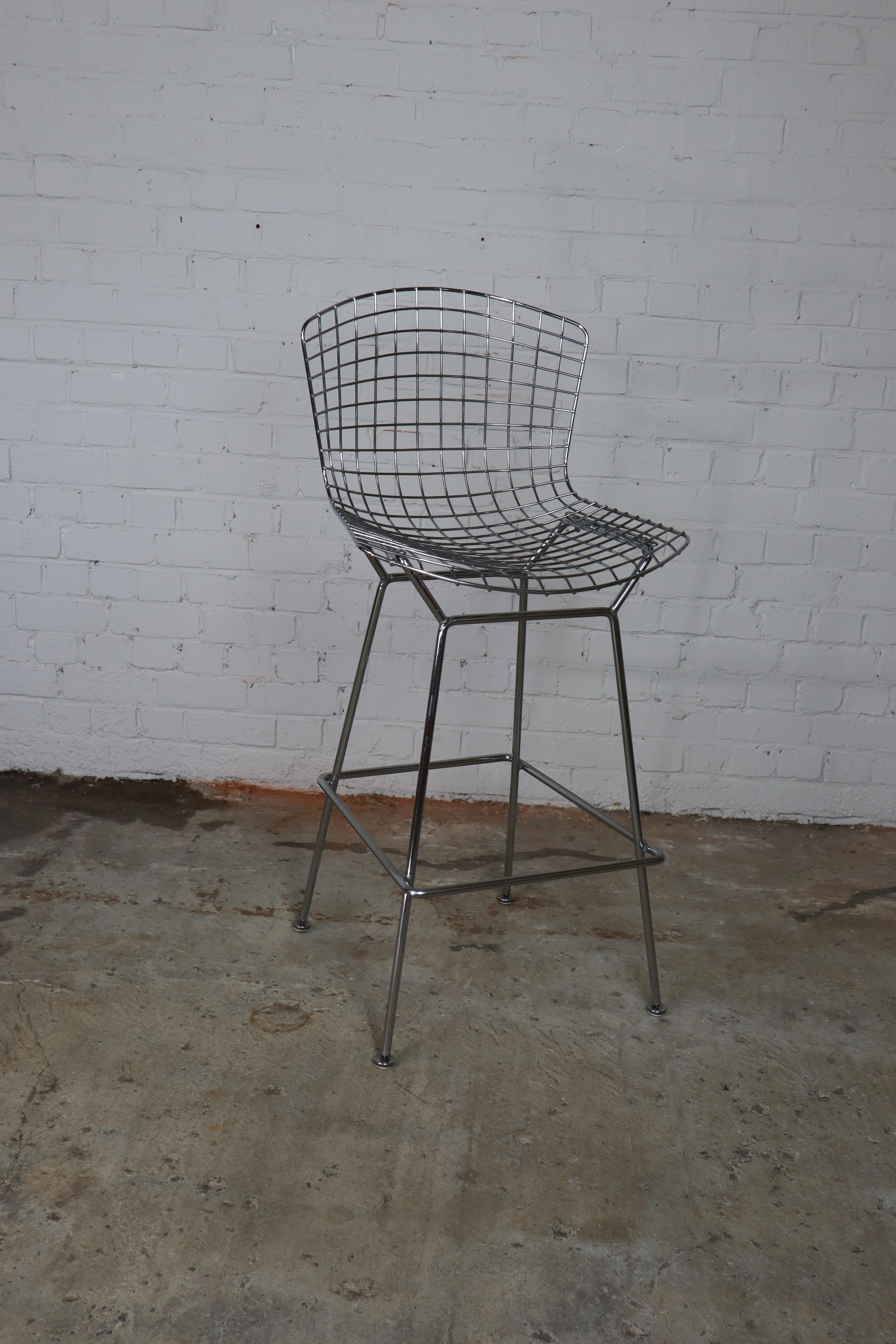 Vintage Bertoia bar stool for Knoll, early edition, manufactured by De Coene Belgium.
De Coene was licence holder for the manufacturing of Knoll furniture and produced most Knoll furniture on the West-European market.