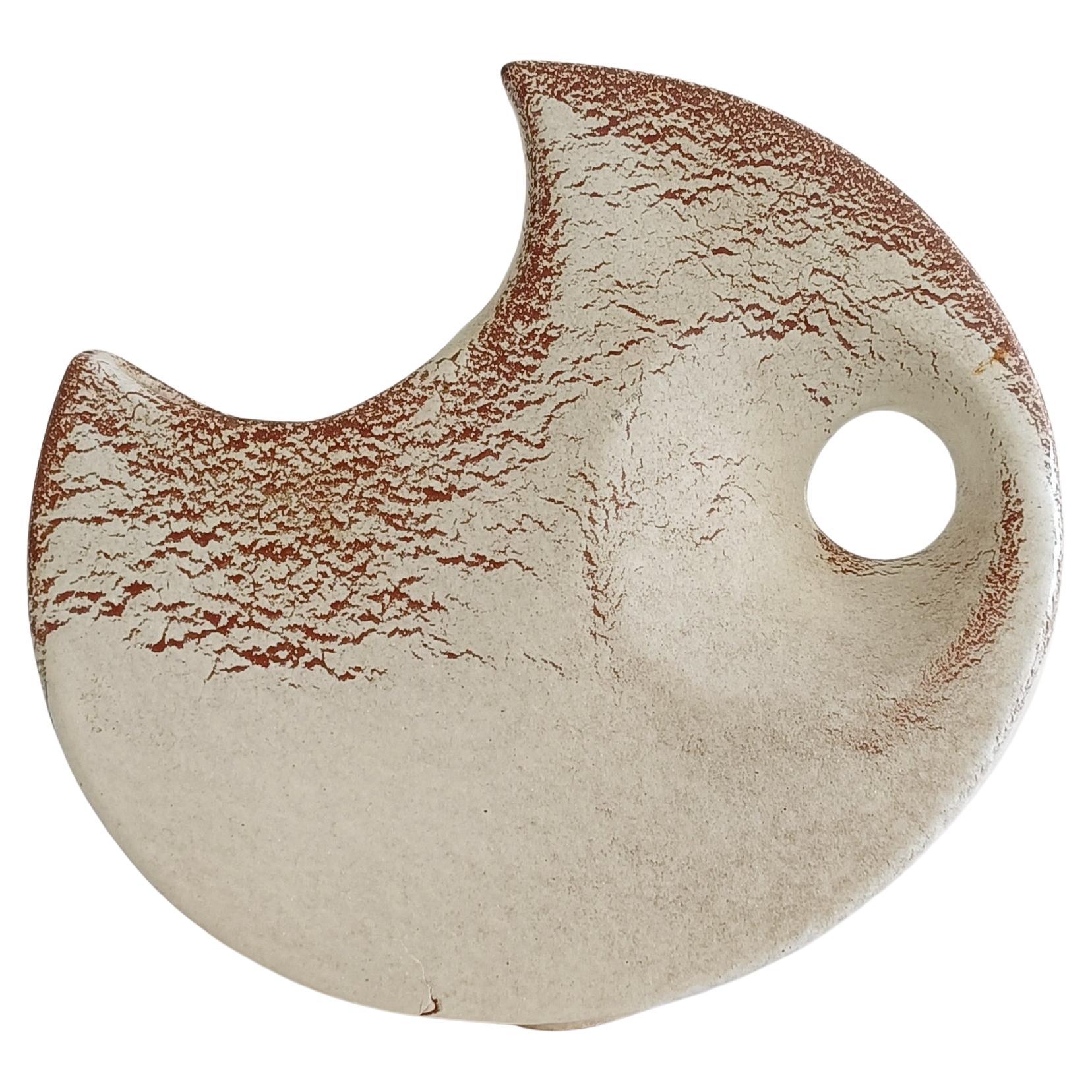 Questa brocca scultorea in ceramica di Bertoncello, risalente agli anni '60, è un pezzo notevole di arte ceramica italiana. Roberto Rigon è stato un importante designer associato a Bertoncello, un rinomato produttore di ceramiche con sede in Italia
