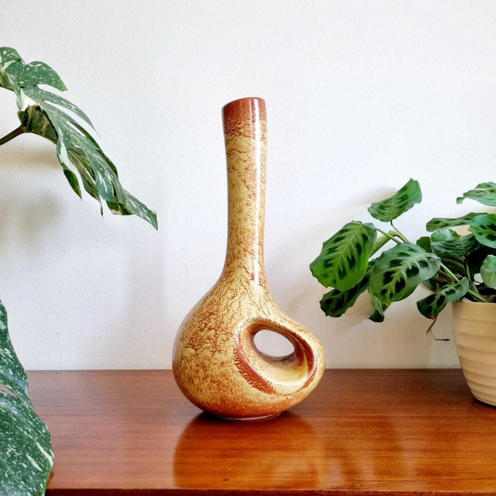 Grand vase en céramique conçu par Roberto Rigon pour Bertoncello en Italie dans les années 70
Des conditions parfaites