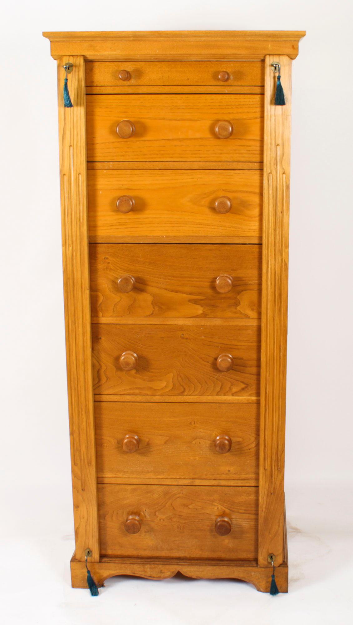 This is a fabulous vintage oak English Wellington chest, late 20th century date.

The piece is made from beautiful oak which has a stunning grain and colour, and features a  collectors drawer at the top with six full size drawers below.

It is a