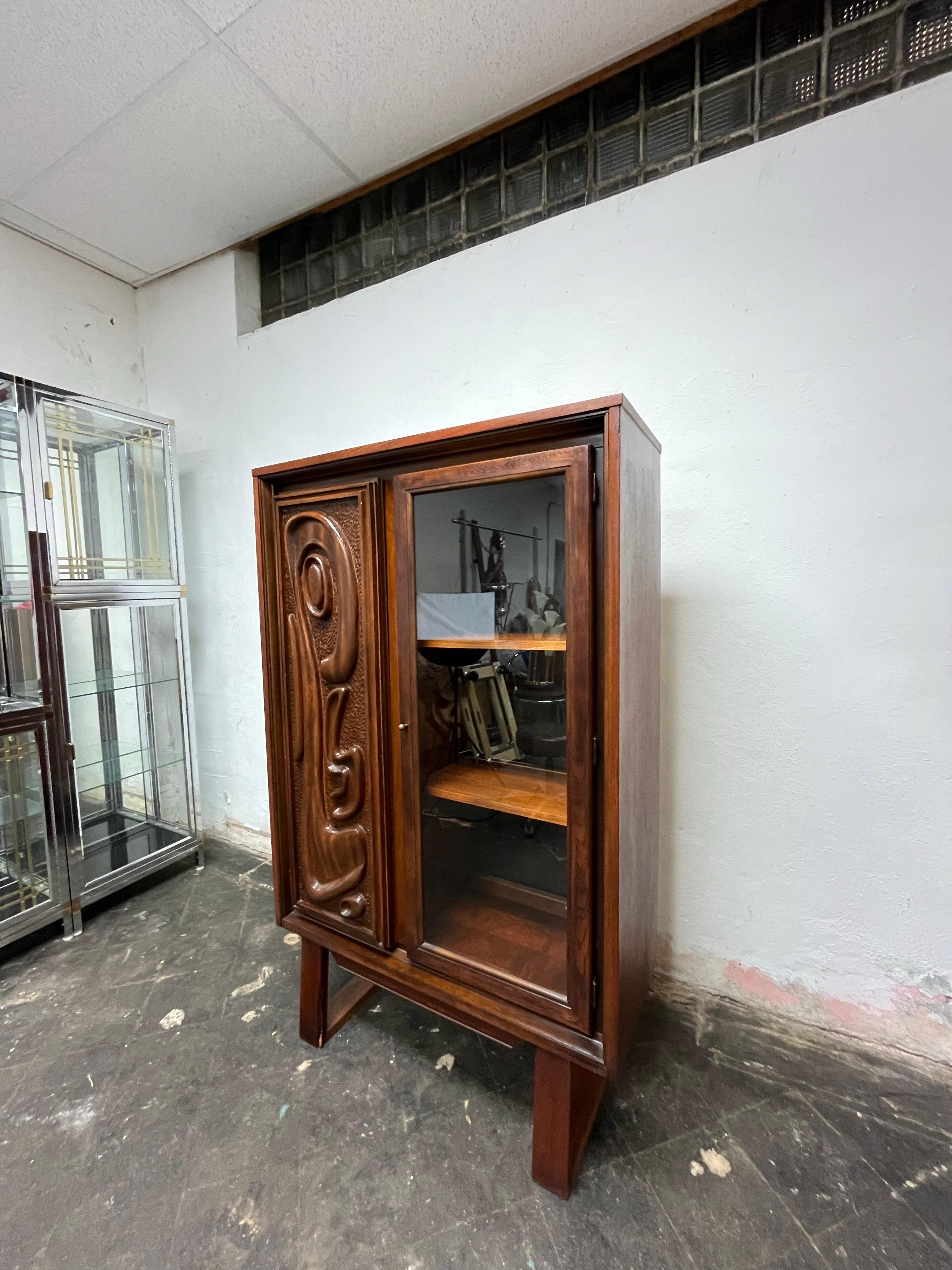 Unique Witco Pulaski Oceanic cabinet. Classic Oceanic facing, married with a glass door with lighted shelving. Great for displaying anything from books to collectibles. Great mid century styling. Sits atop Poul Cadovius style legs or feet. Just