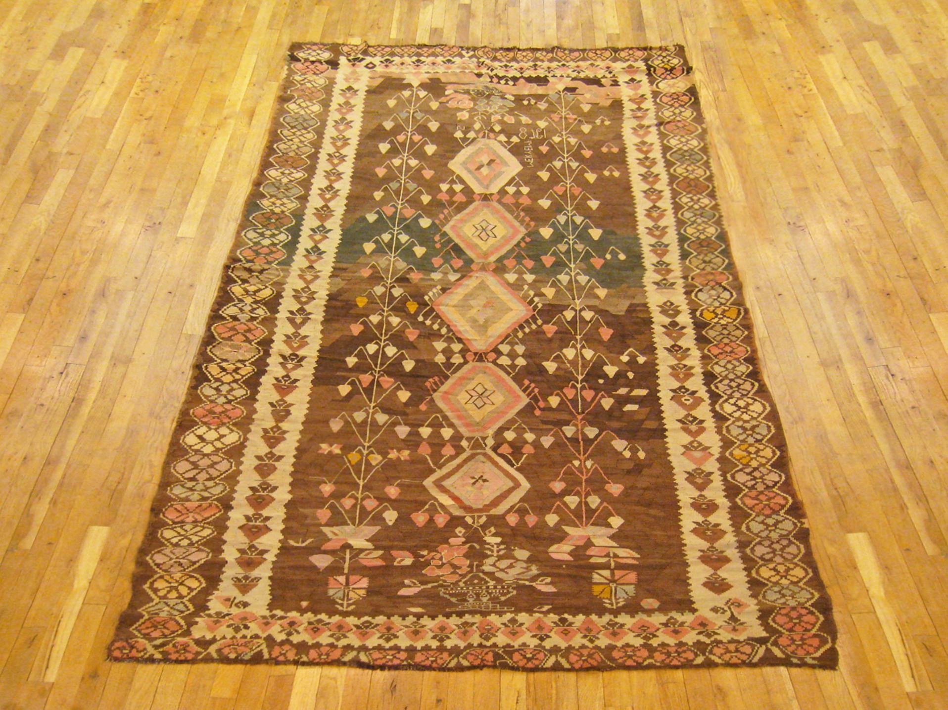 Ein alter bessarabischer Kilim-Orientalteppich im Kaleghi-Format (Galerie), Größe 11'3 x 5'6, um 1930. Dieser hübsche, handgefertigte Flachgewebe-Teppich hat keinen Hochflor und zeigt eine Reihe von Rautenmustern in der Mitte, flankiert von