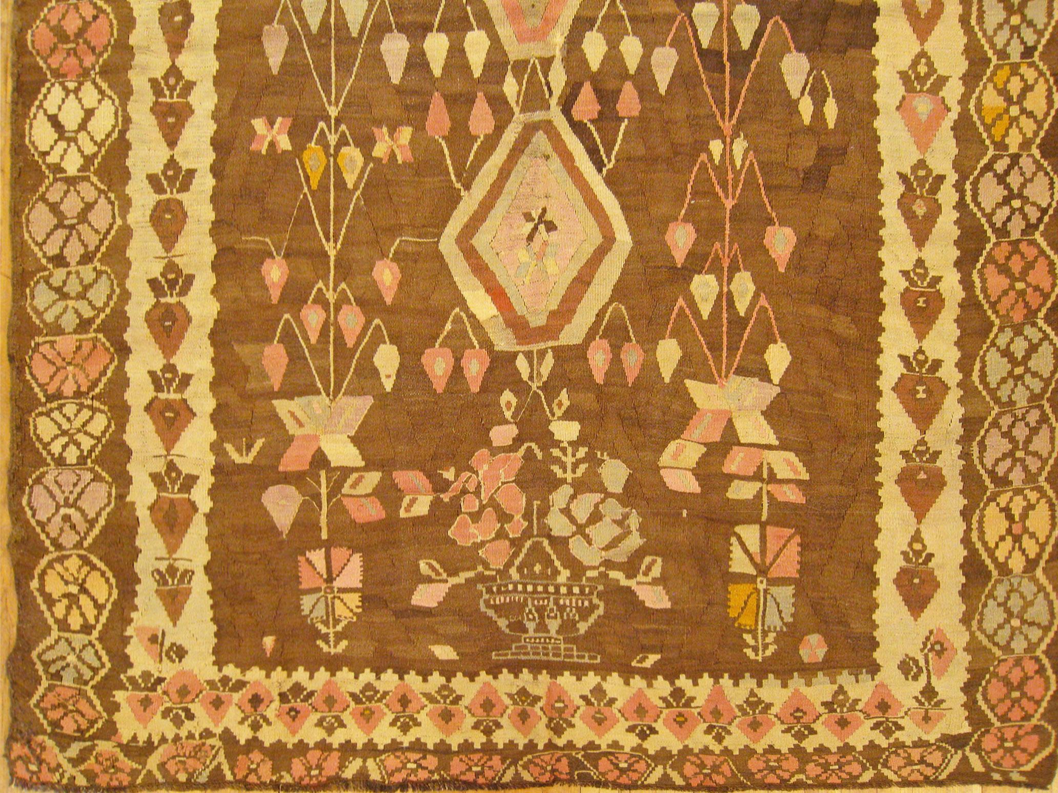 Bessarabischer Kelim-Flachgewebeteppich:: in Galeriegröße:: mit sich wiederholenden geometrischen Motiven (Handgeknüpft) im Angebot