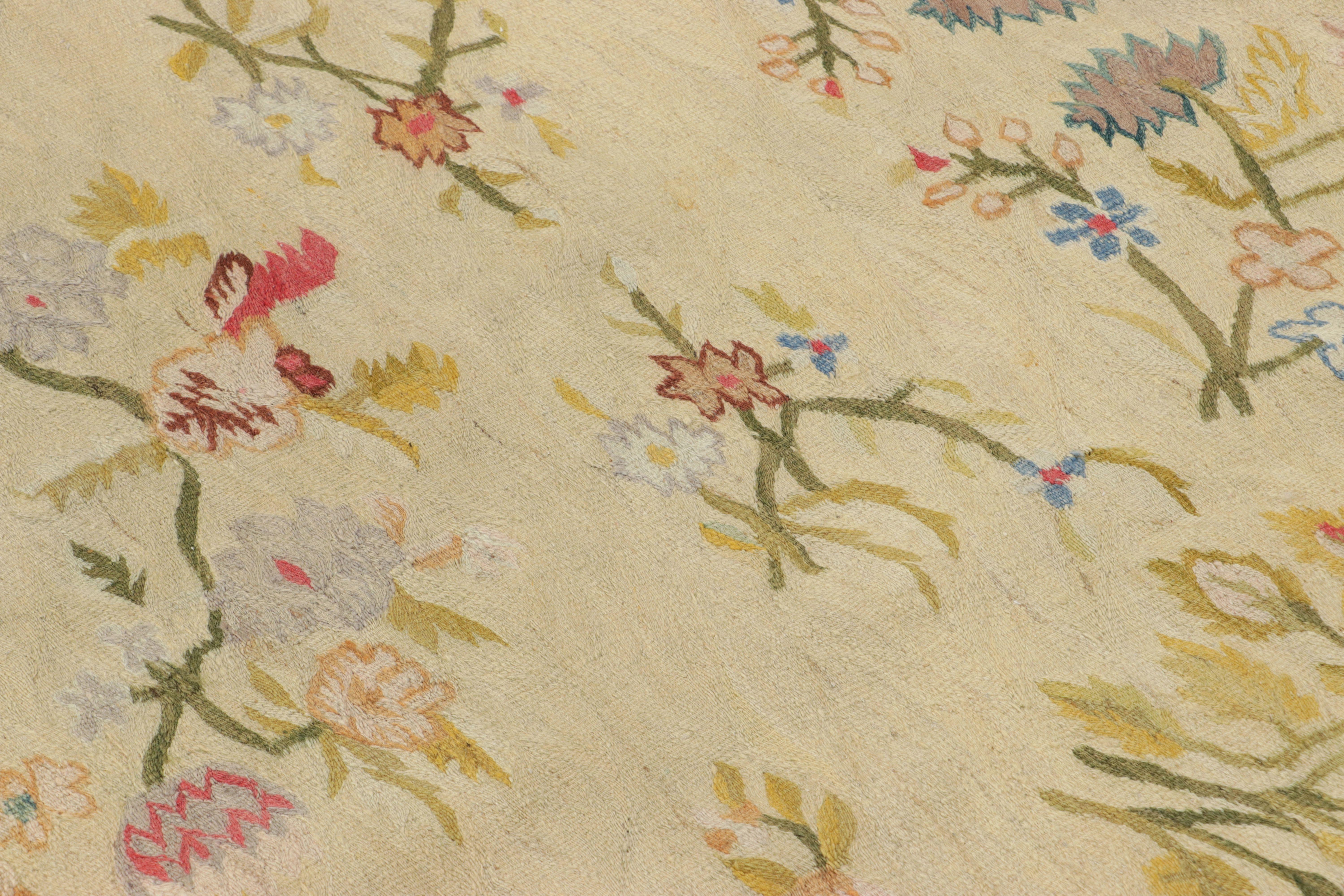 Dieser 6x9 große, aus Rumänien stammende, handgewebte Wollflachgewebe-Kelim mit floralen Mustern (ca. 1950-1960) ist eines der außergewöhnlichsten Stücke und ein Meisterwerk aus der Mitte des Jahrhunderts, das jemals in diese Collection'S