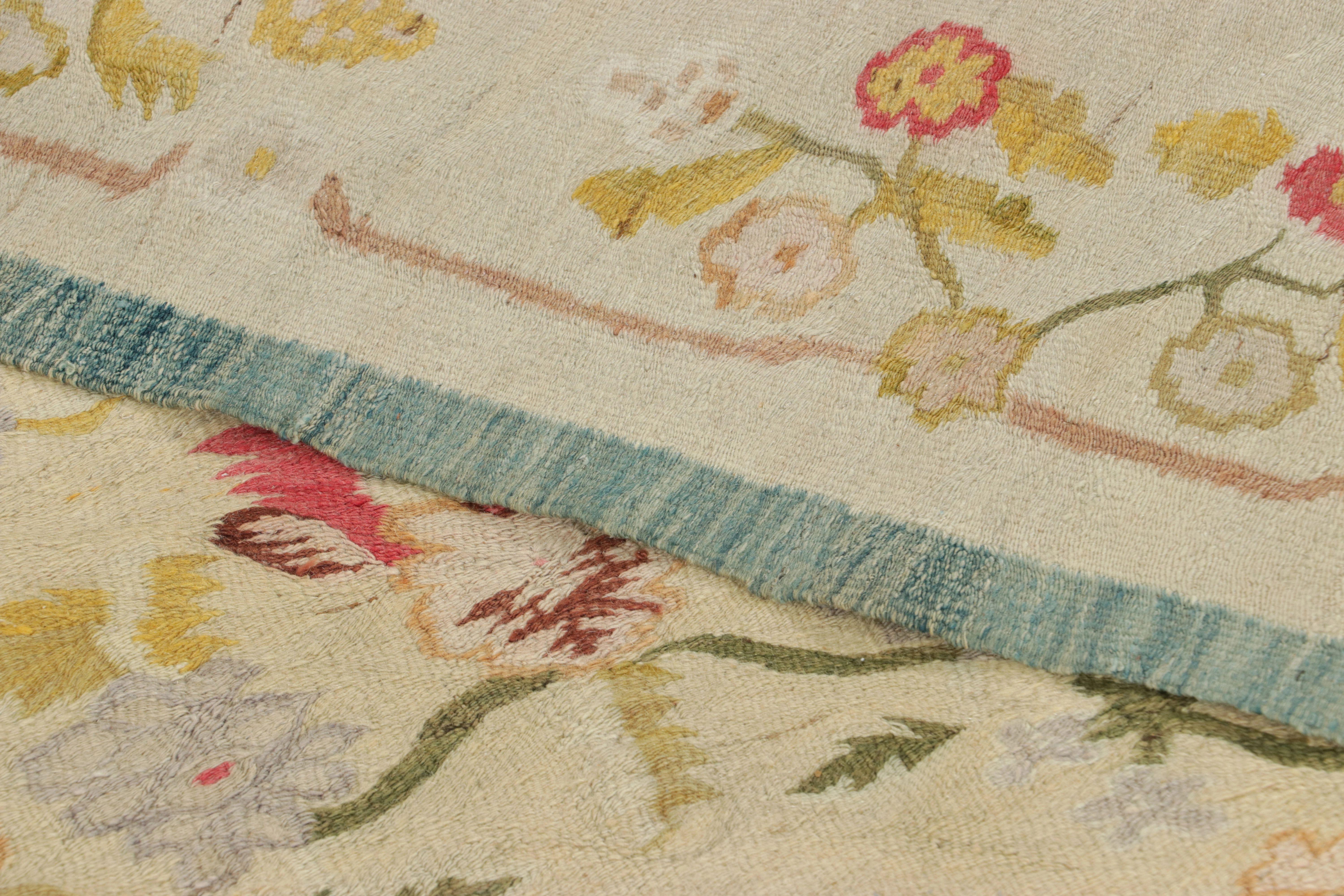 Bessarabischer Vintage-Kilim in Gold-Beige mit bunten Blumen - Rug & Kilim (Mitte 17. Jahrhundert) im Angebot