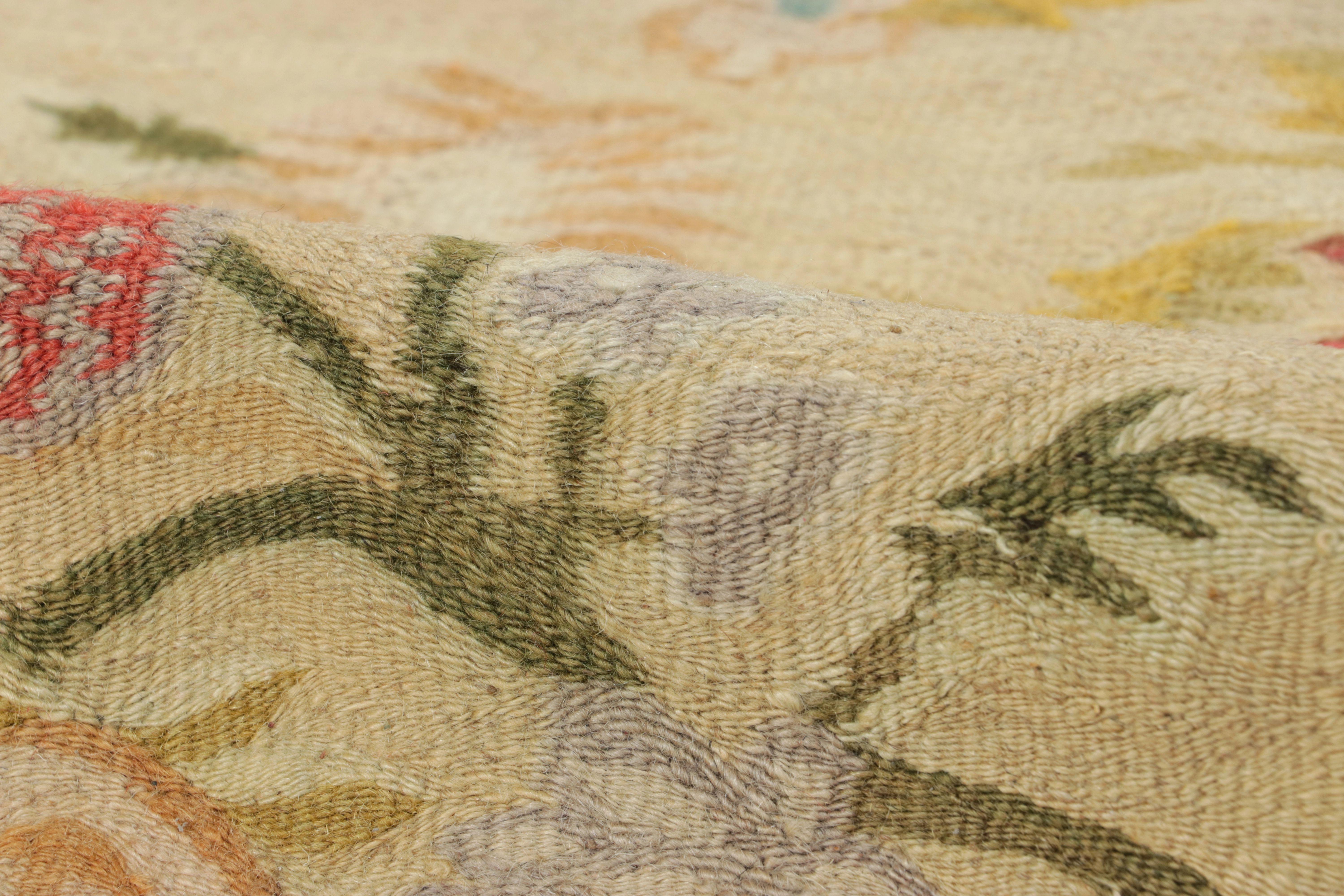 Bessarabischer Vintage-Kilim in Gold-Beige mit bunten Blumen - Rug & Kilim (Kelim) im Angebot