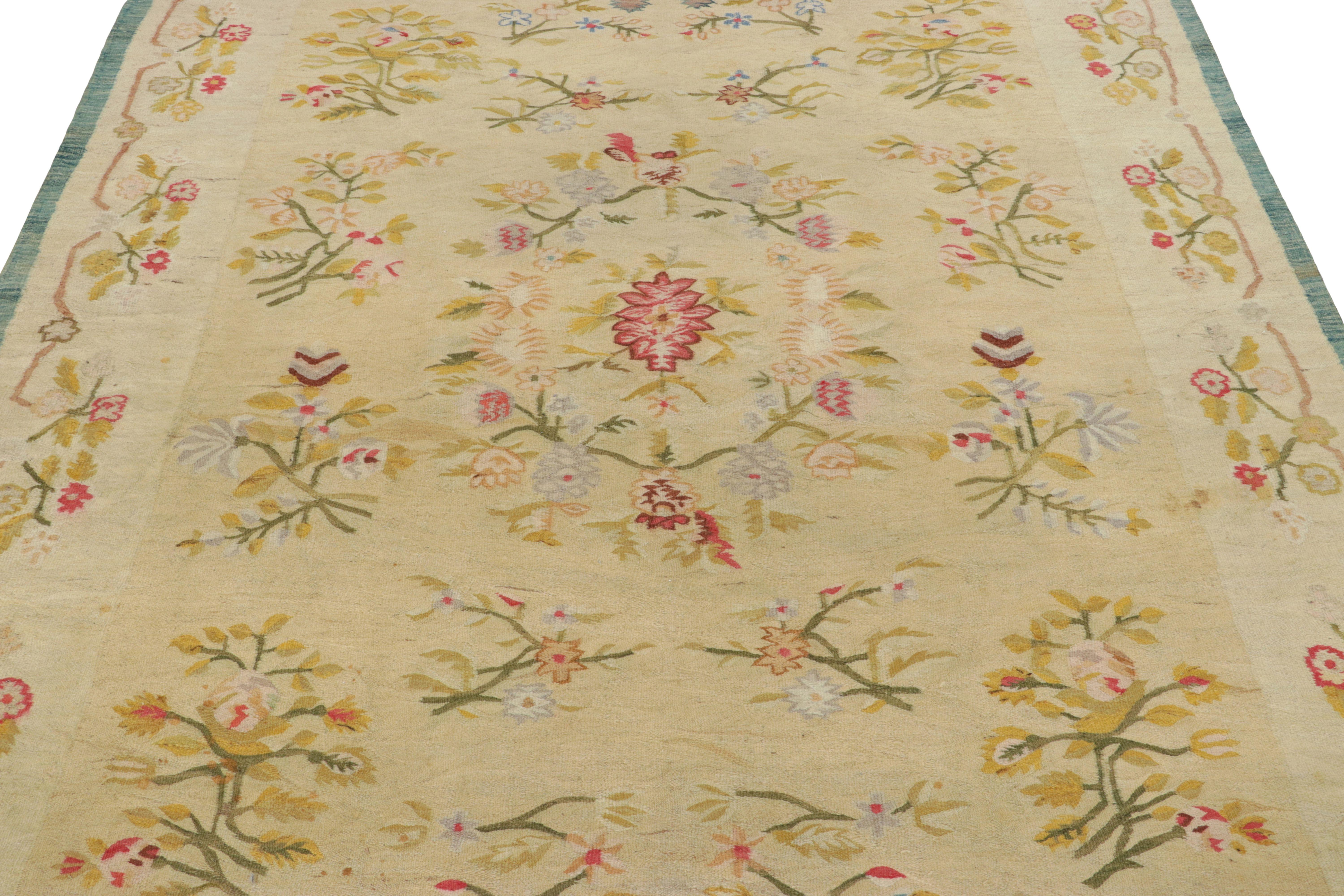 Bessarabischer Vintage-Kilim in Gold-Beige mit bunten Blumen - Rug & Kilim (Türkisch) im Angebot