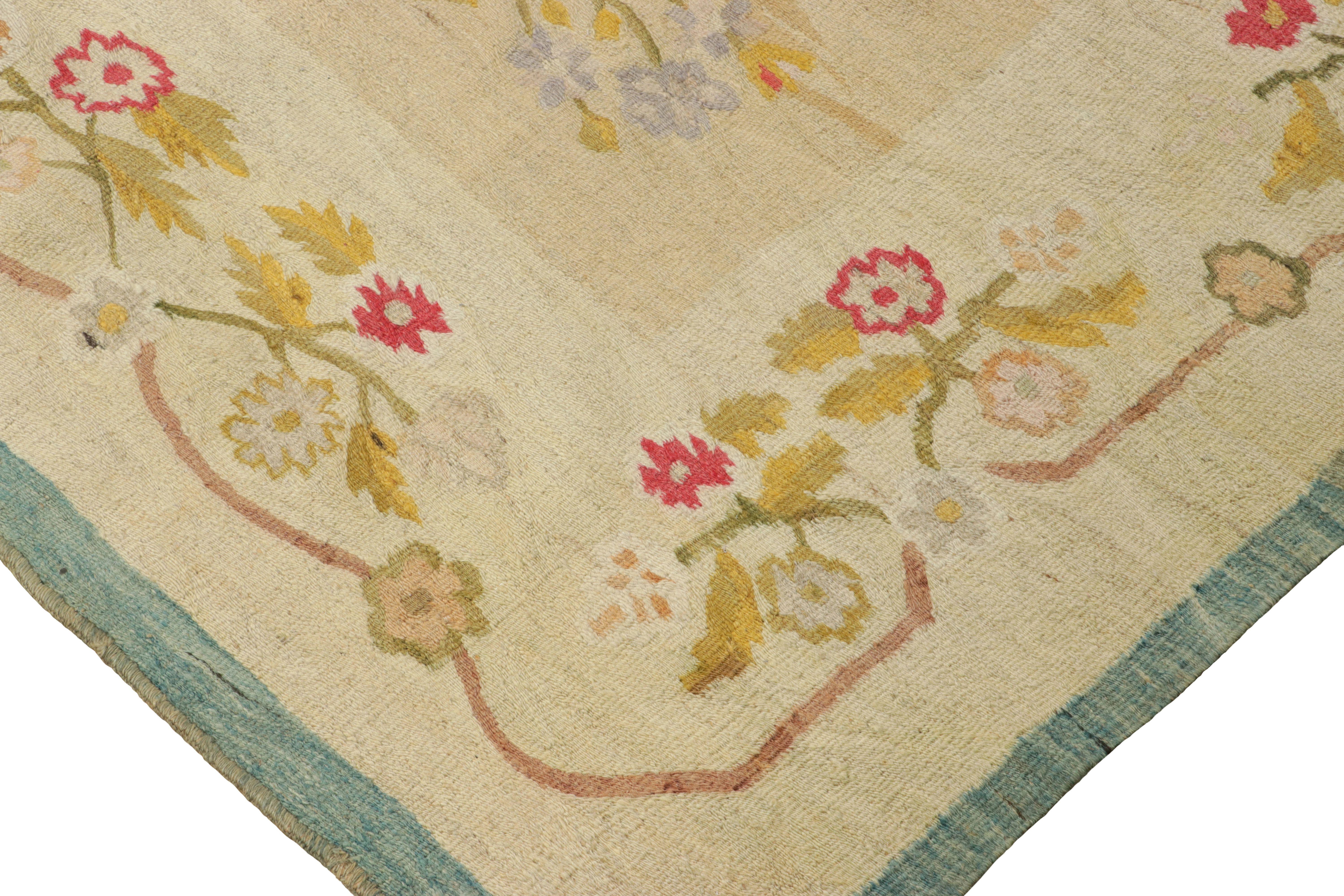 Bessarabischer Vintage-Kilim in Gold-Beige mit bunten Blumen - Rug & Kilim (Handgeknüpft) im Angebot