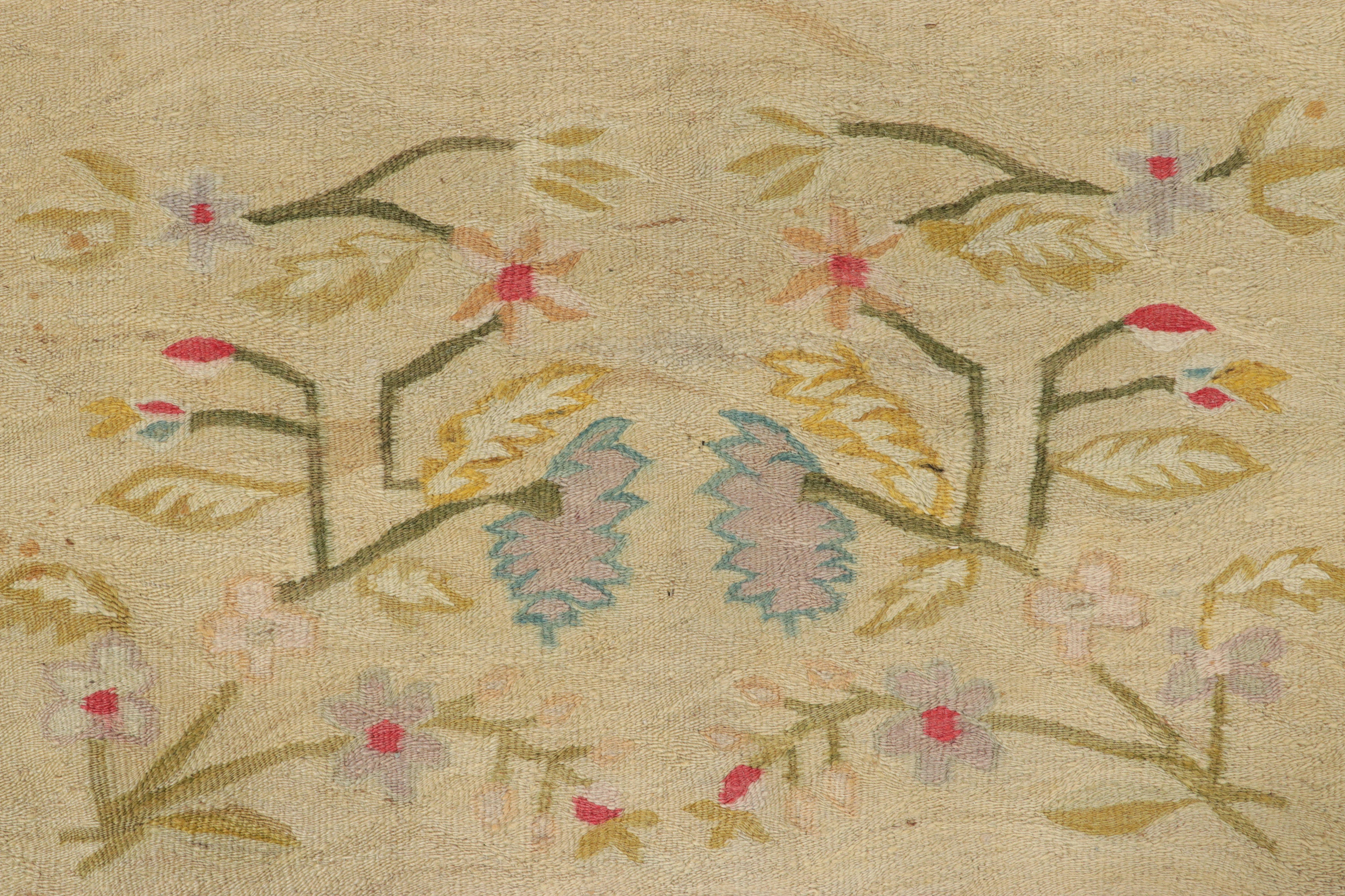 Bessarabischer Vintage-Kilim in Gold-Beige mit bunten Blumen - Rug & Kilim im Zustand „Gut“ im Angebot in Long Island City, NY