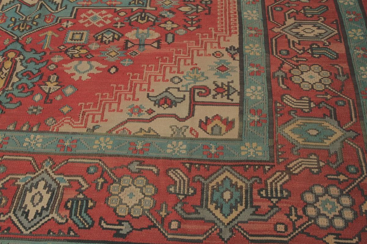 Bessarabischer Kelim in Rot und Rot  Blaues Medaillon-Blumenmuster von Teppich & Kelim (Handgeknüpft) im Angebot