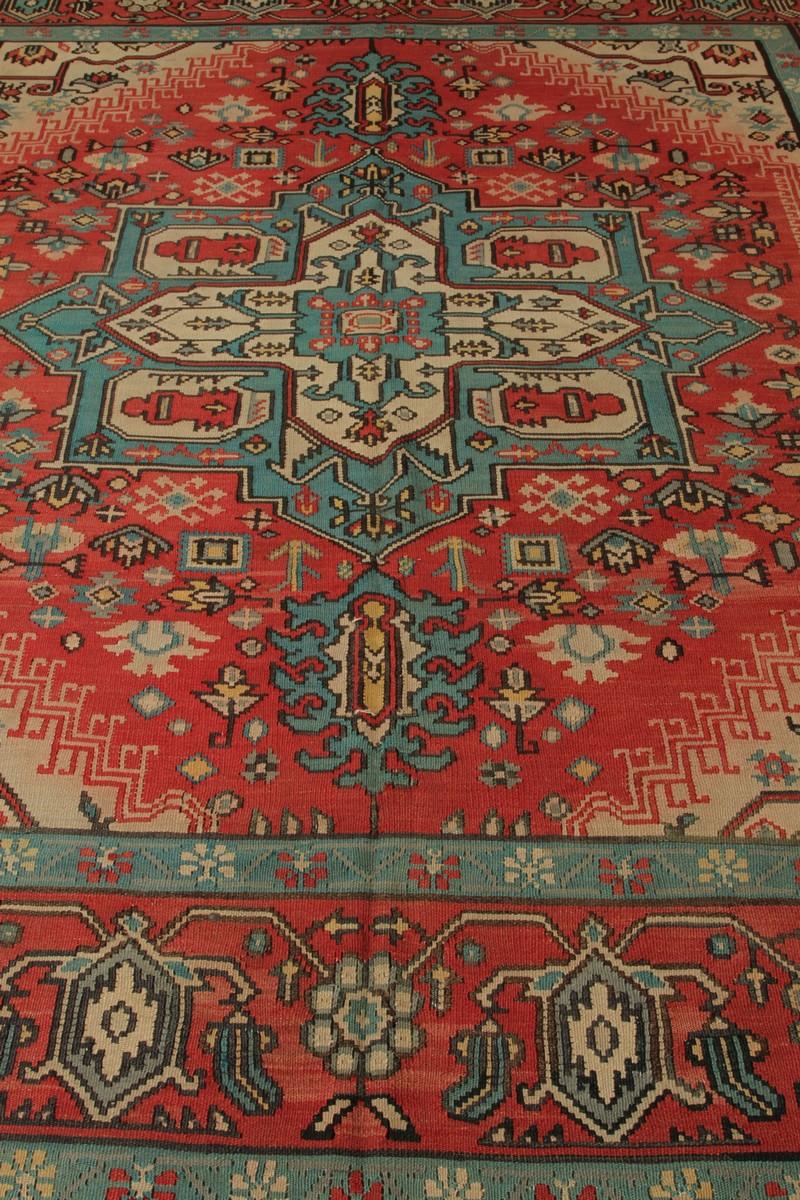 Bessarabischer Kelim in Rot und Rot  Blaues Medaillon-Blumenmuster von Teppich & Kelim im Zustand „Gut“ im Angebot in Long Island City, NY