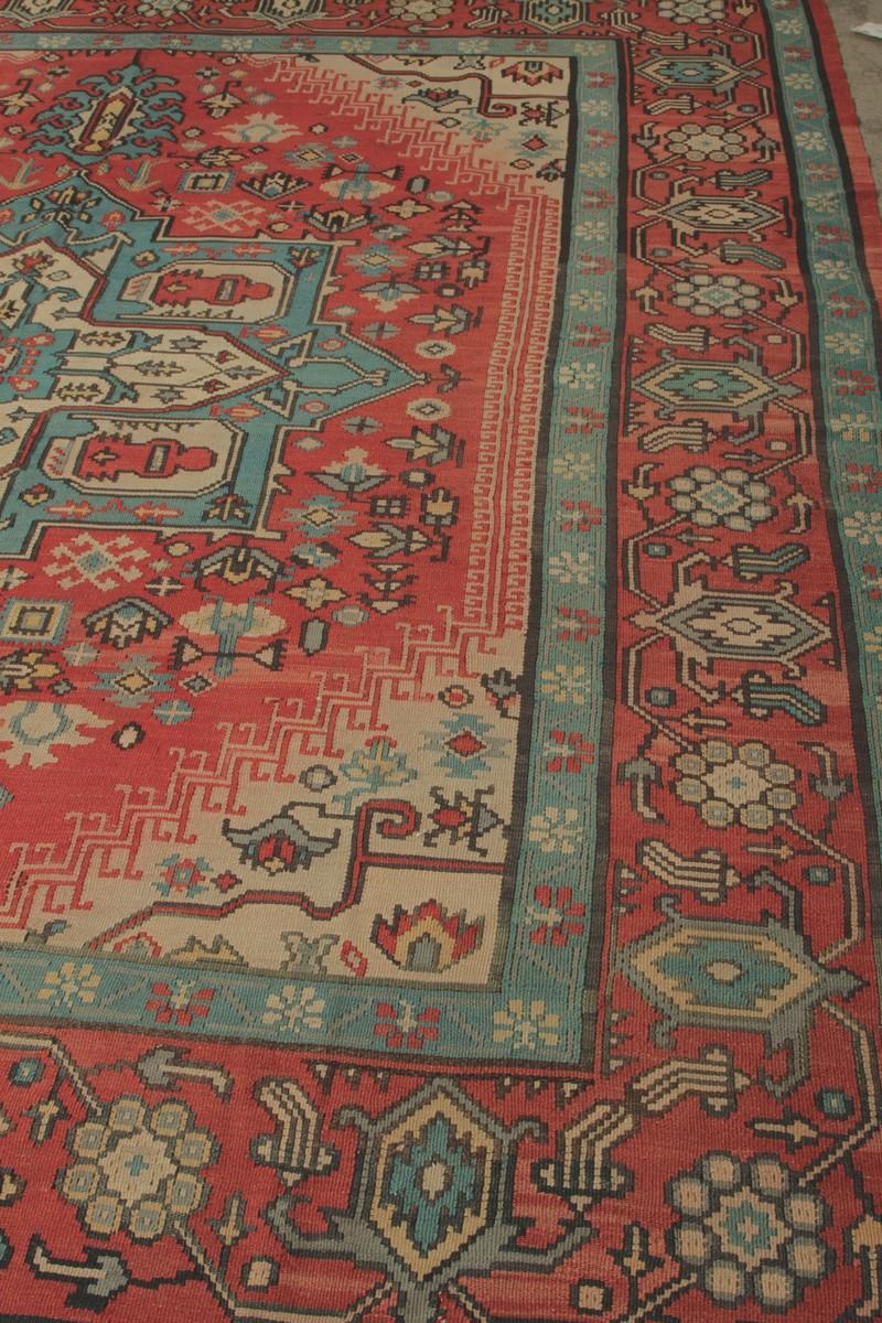 Bessarabischer Kelim in Rot und Rot  Blaues Medaillon-Blumenmuster von Teppich & Kelim (Wolle) im Angebot