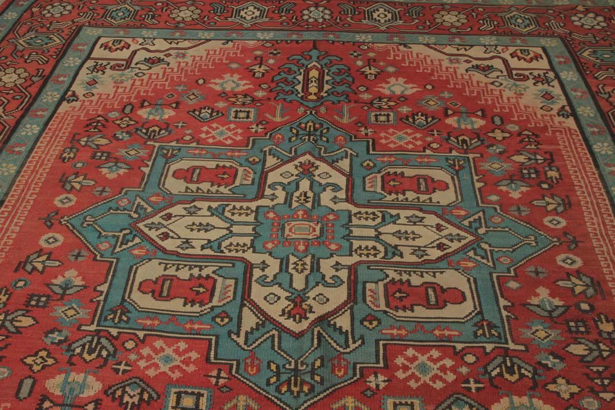 Bessarabischer Kelim in Rot und Rot  Blaues Medaillon-Blumenmuster von Teppich & Kelim im Angebot 1