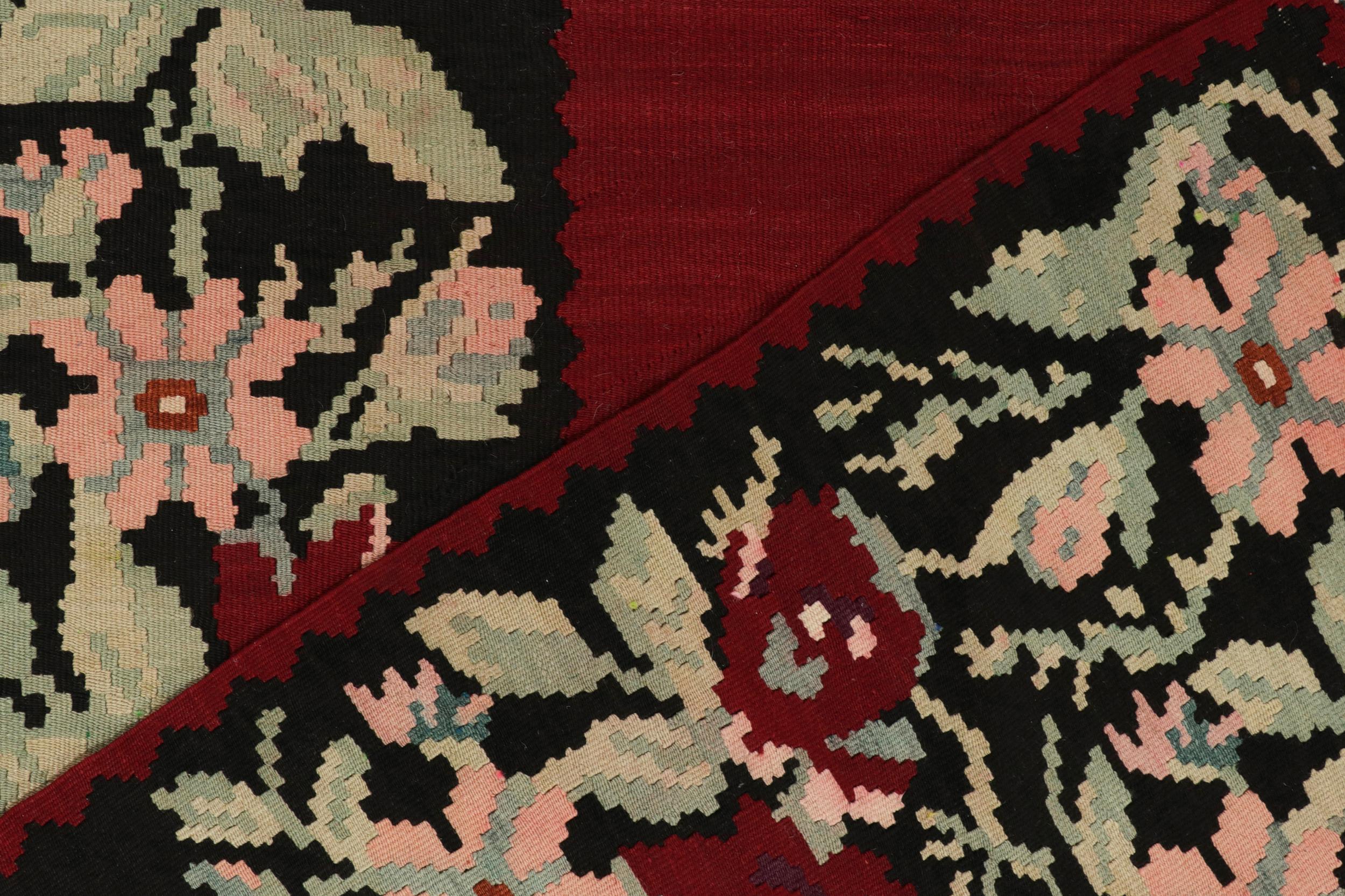 Bessarabischer Kelim in Rot mit grünem und rosa Blumenmuster von Teppich & Kelim (Wolle) im Angebot
