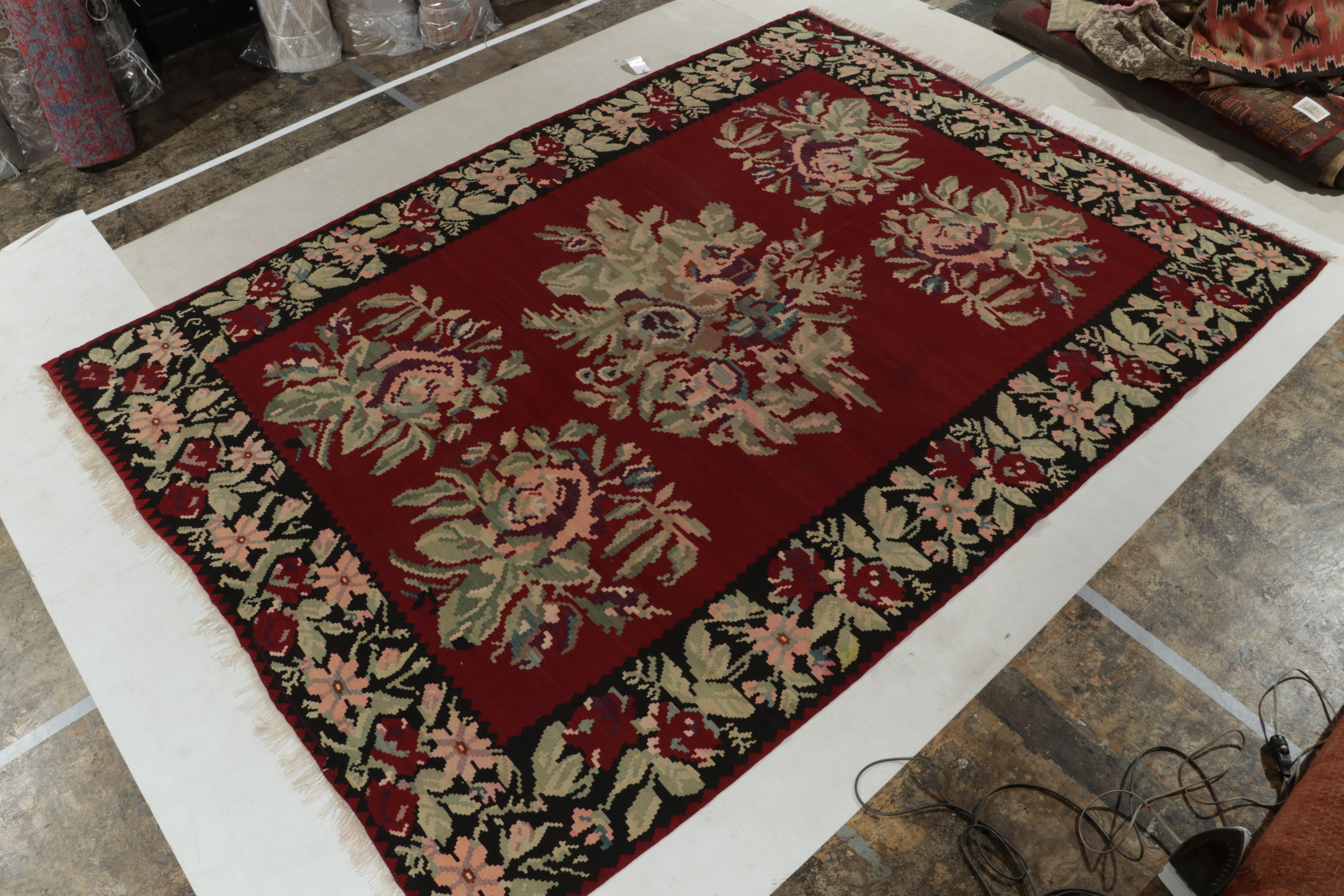 Handgewebter Wollstoff um 1950-1960, ein seltener 9x12 großer Kelim, der vermutlich aus Bessarabien stammt. 

Über das Design: Dieses großartige Werk scheint ein Beispiel für seine Vorfahren zu sein, während es den Stil für ein scharfes Auge subtil