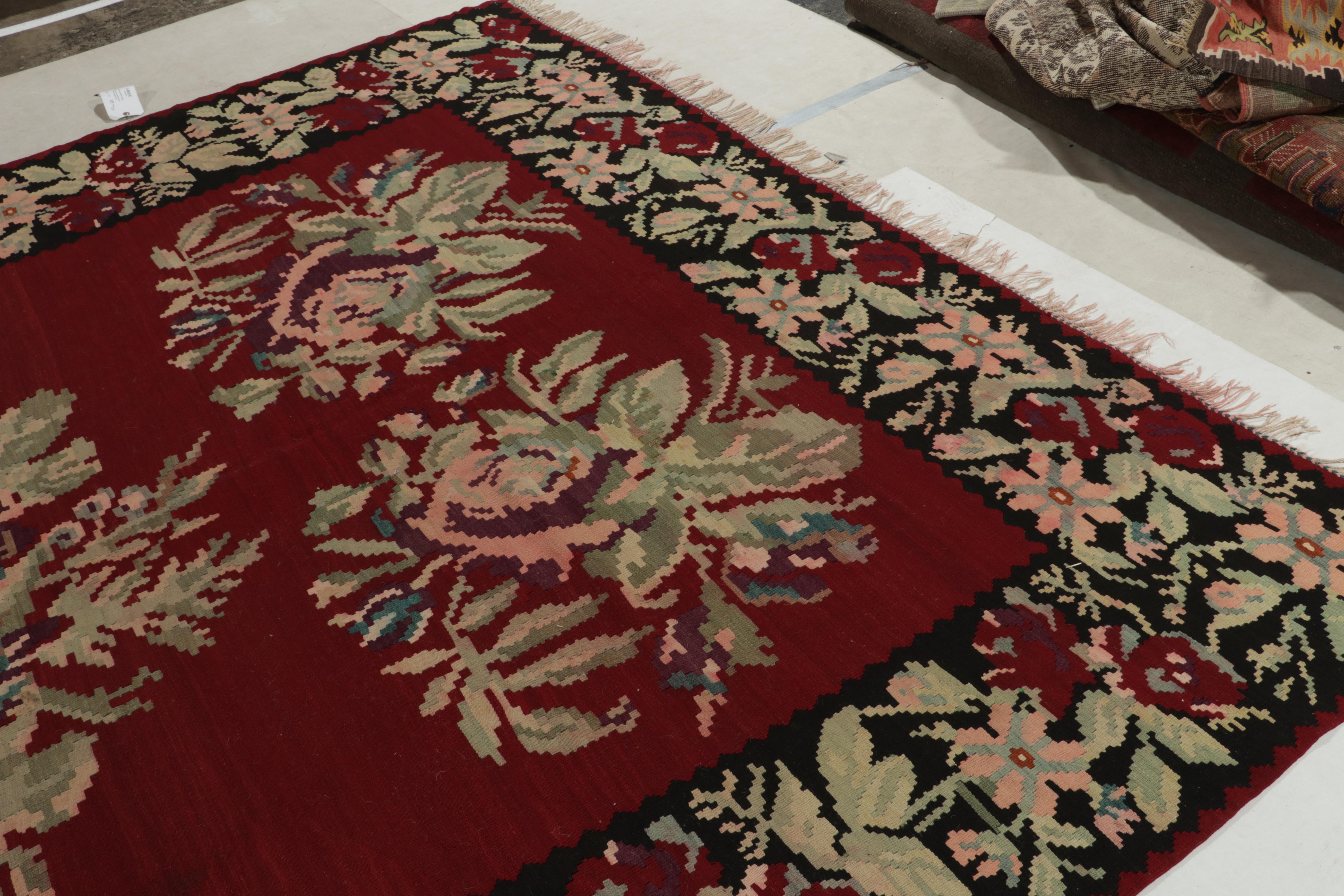 Bessarabischer Kelim in Rot mit grünem und rosa Blumenmuster von Teppich & Kelim (Mitte des 20. Jahrhunderts) im Angebot