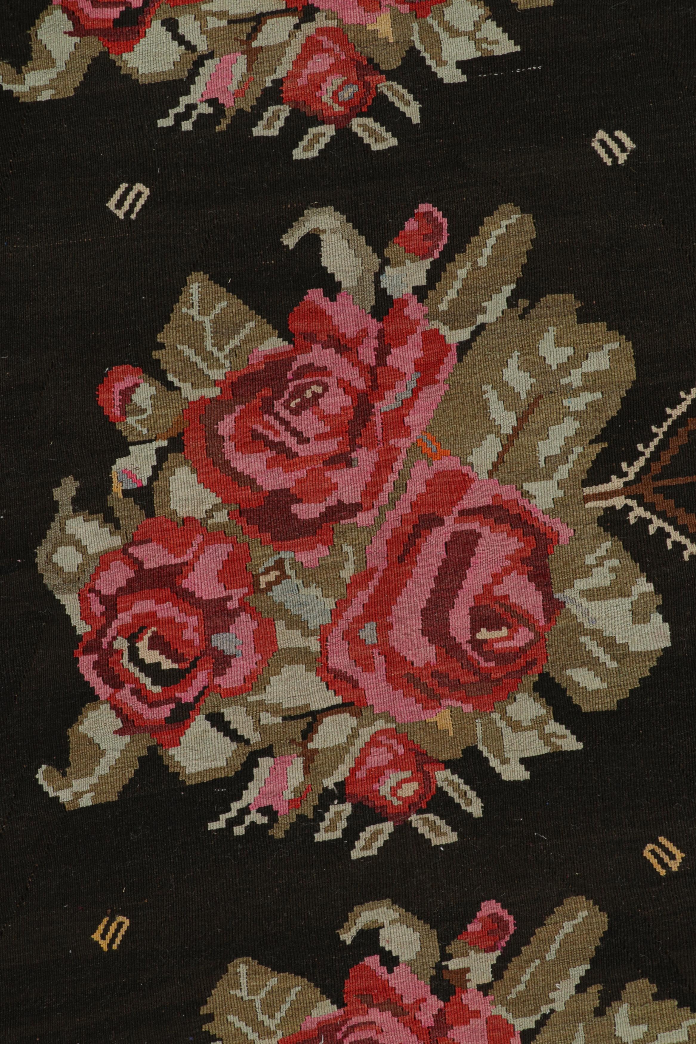 Bessarabischer Kelim in sattem Brown mit Blumenmustern, von Rug & Kilim (Stammeskunst) im Angebot