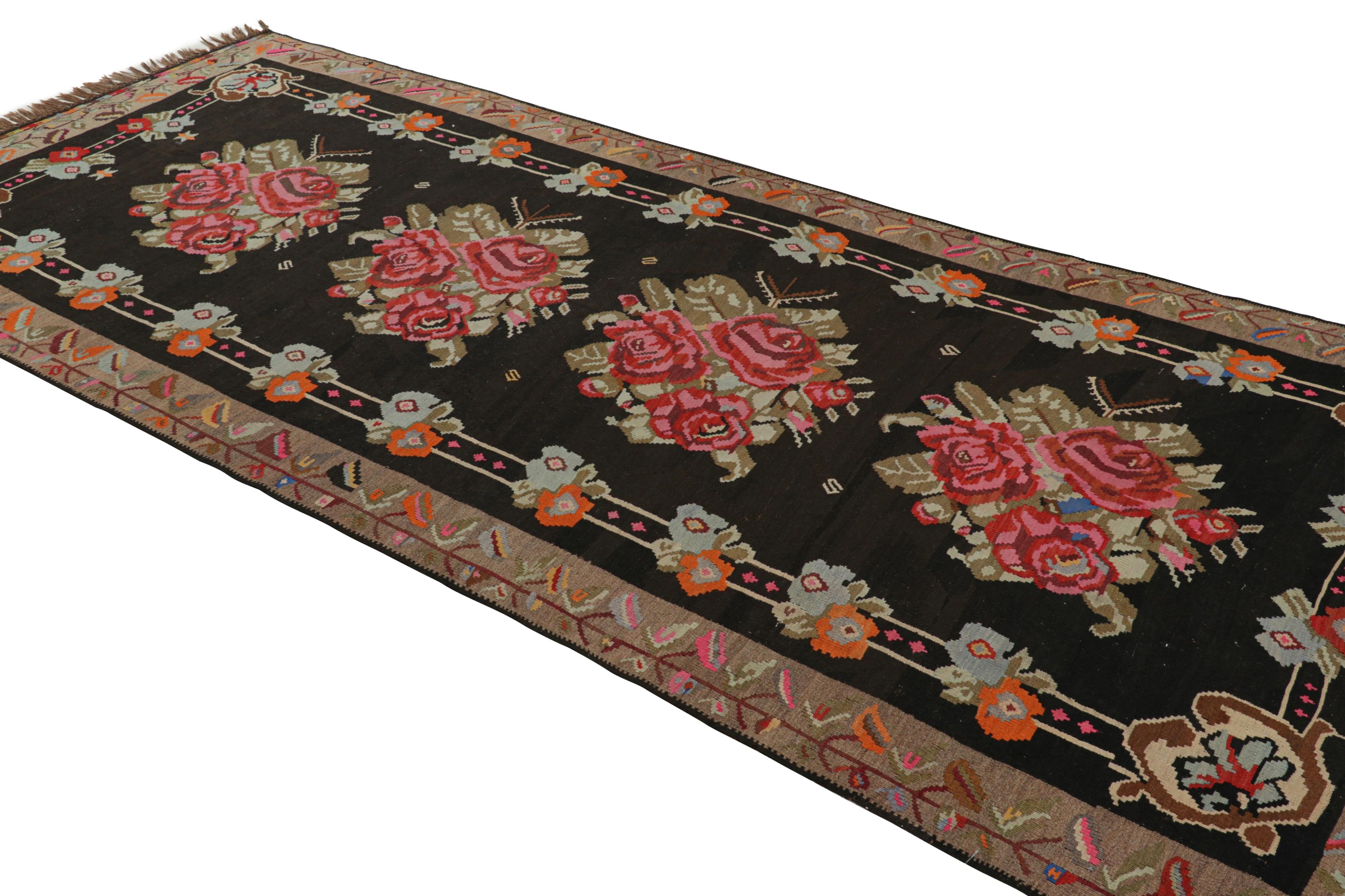 Bessarabischer Kelim in sattem Brown mit Blumenmustern, von Rug & Kilim (Türkisch) im Angebot