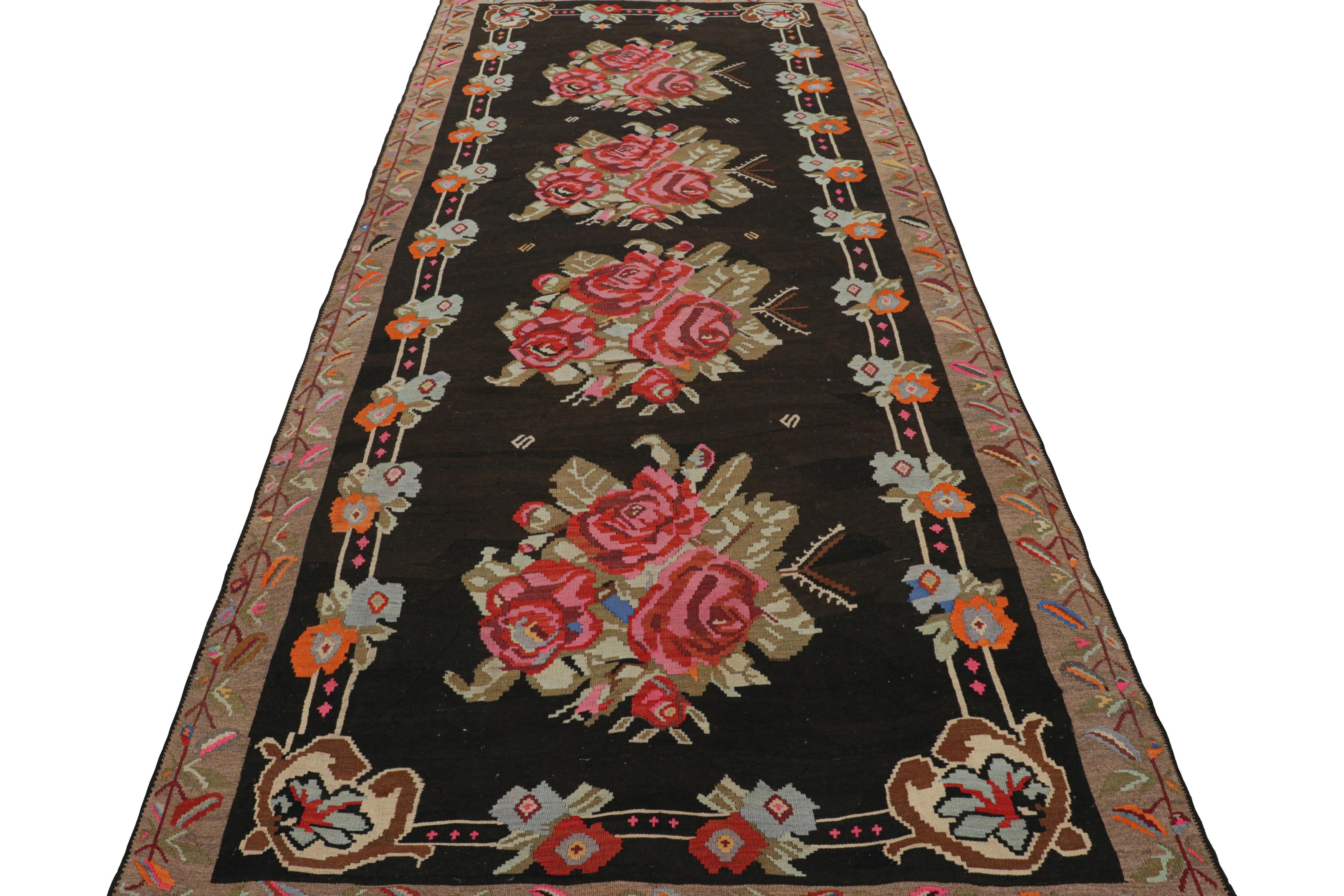 Bessarabischer Kelim in sattem Brown mit Blumenmustern, von Rug & Kilim (Handgewebt) im Angebot