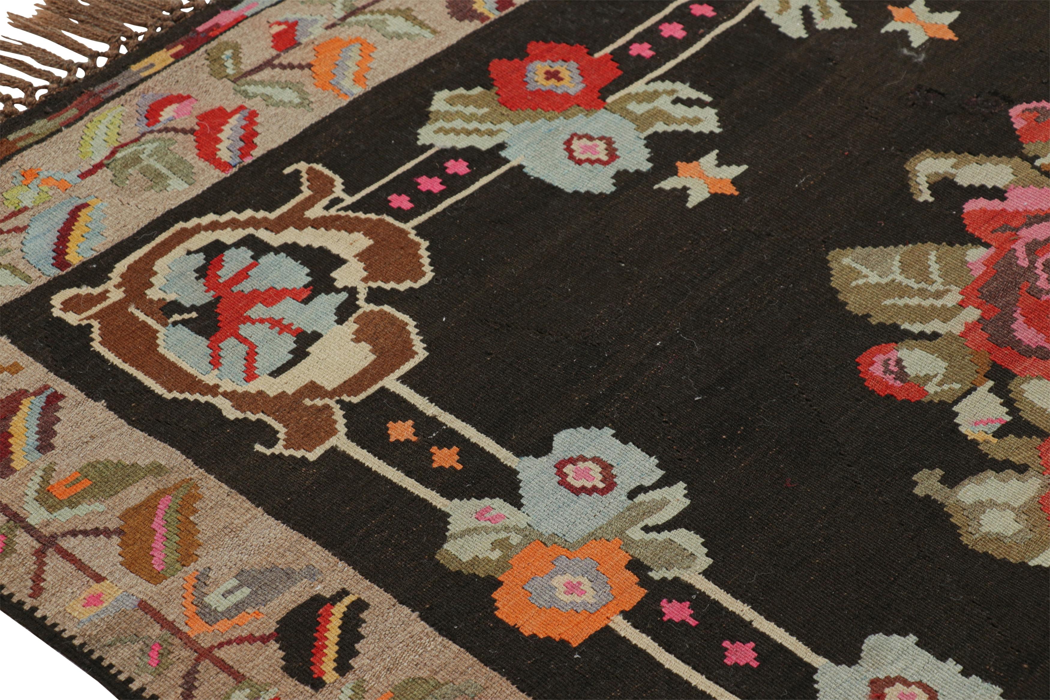 Bessarabischer Kelim in sattem Brown mit Blumenmustern, von Rug & Kilim im Zustand „Gut“ im Angebot in Long Island City, NY