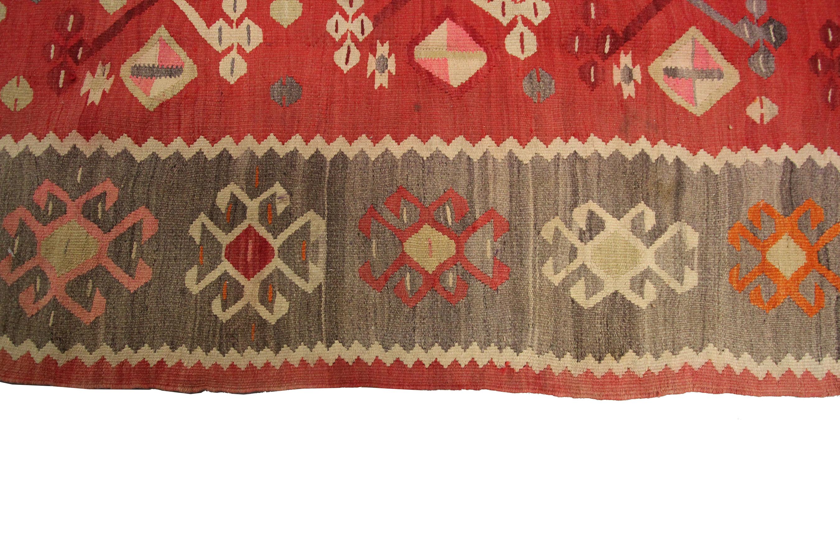 Vintage Bessarabian Kilim Rug Handwoven rug Tribal Geometric Rug 6x9 178cmx267cm In Good Condition For Sale In New York, NY