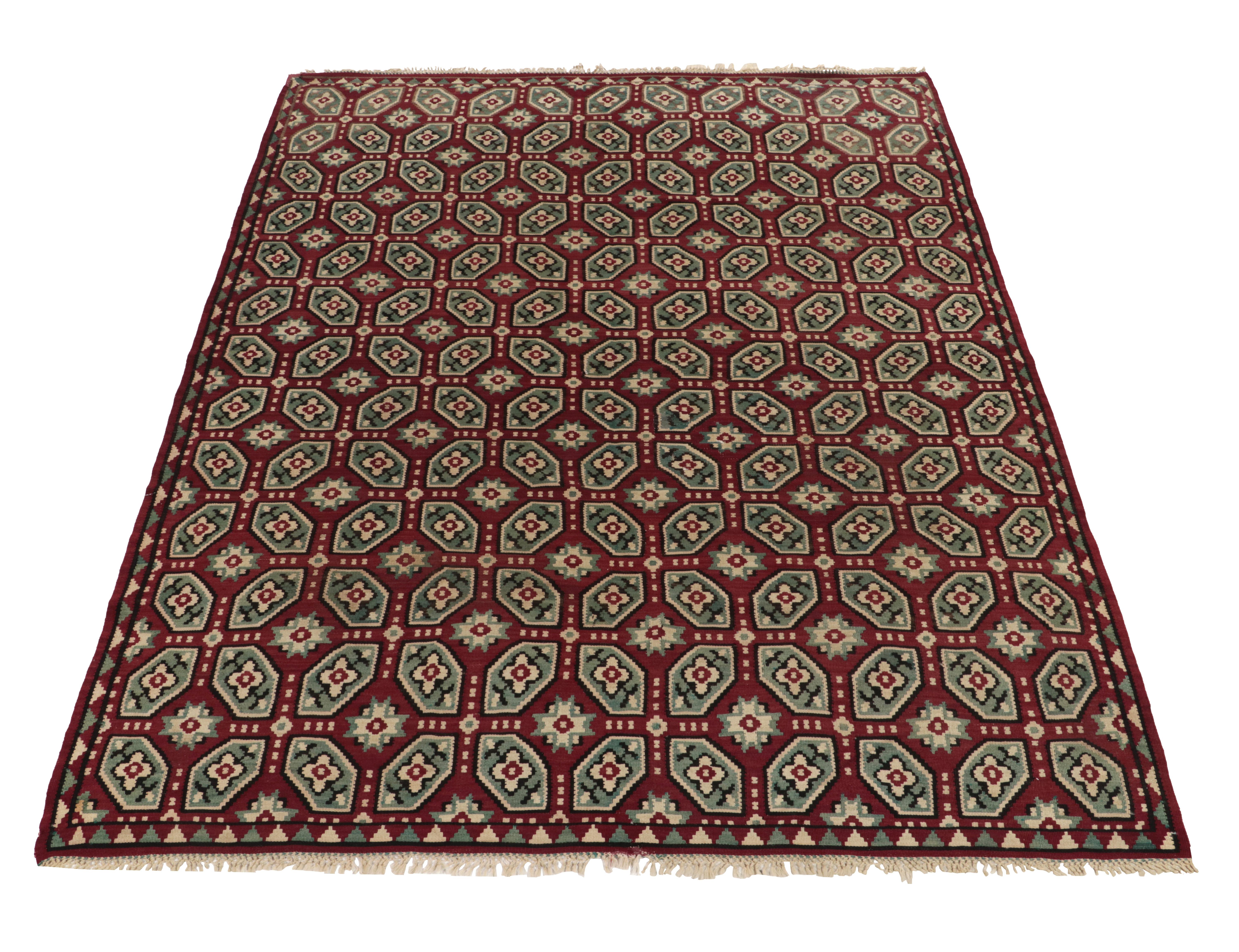 Handgewebter Wollteppich, ein alter bessarabischer Kelim aus der Türkei (ca. 1950-1960), der jetzt in unsere Flachgewebekollektion aufgenommen wurde. Die seltene Ausgabe des begehrten Stils besticht durch ein geometrisches Muster, das von der