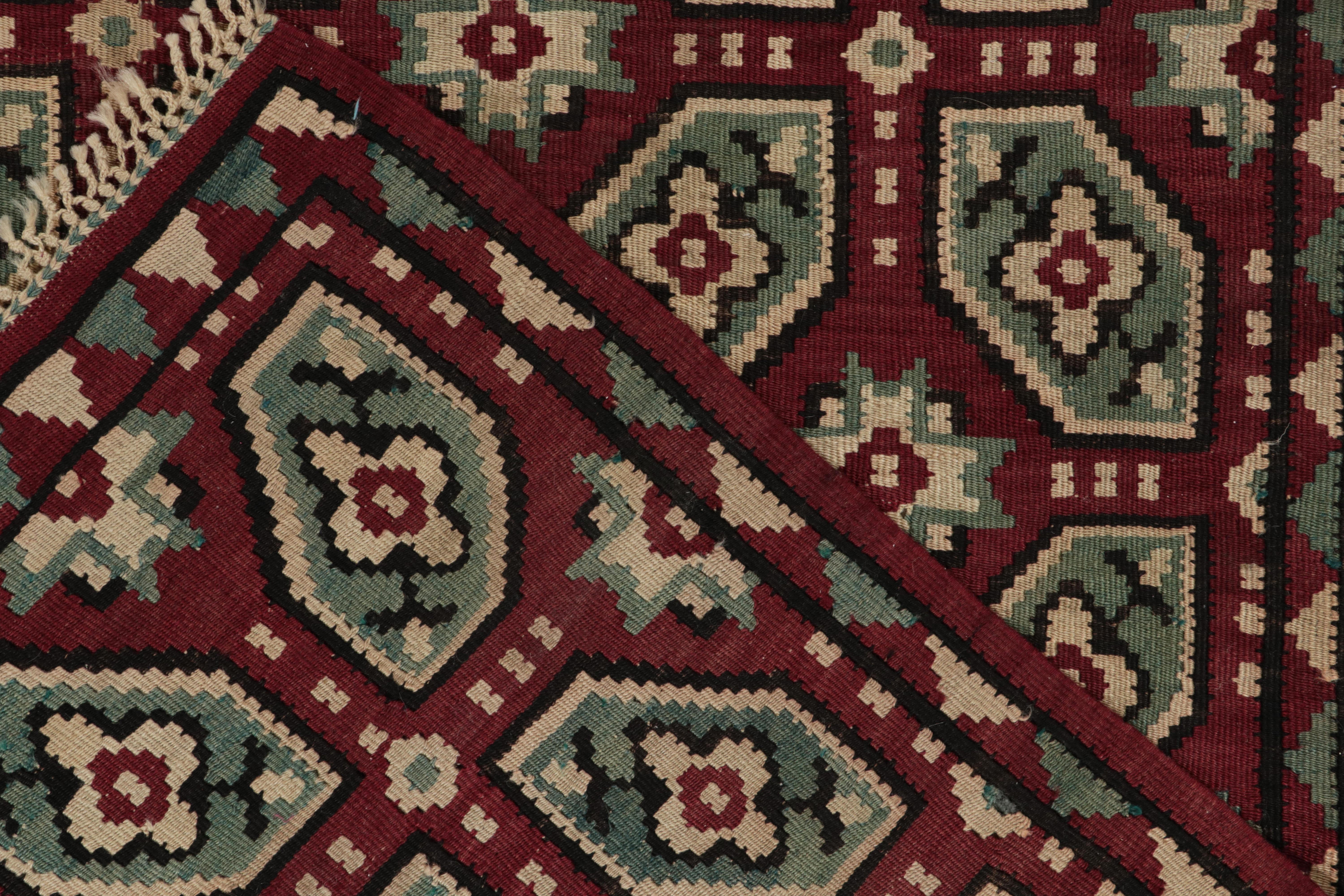 Vintage-Kelim-Teppich in Rot, Blau und Weiß mit geometrischem Muster von Teppich & Kelim (Mitte des 20. Jahrhunderts) im Angebot