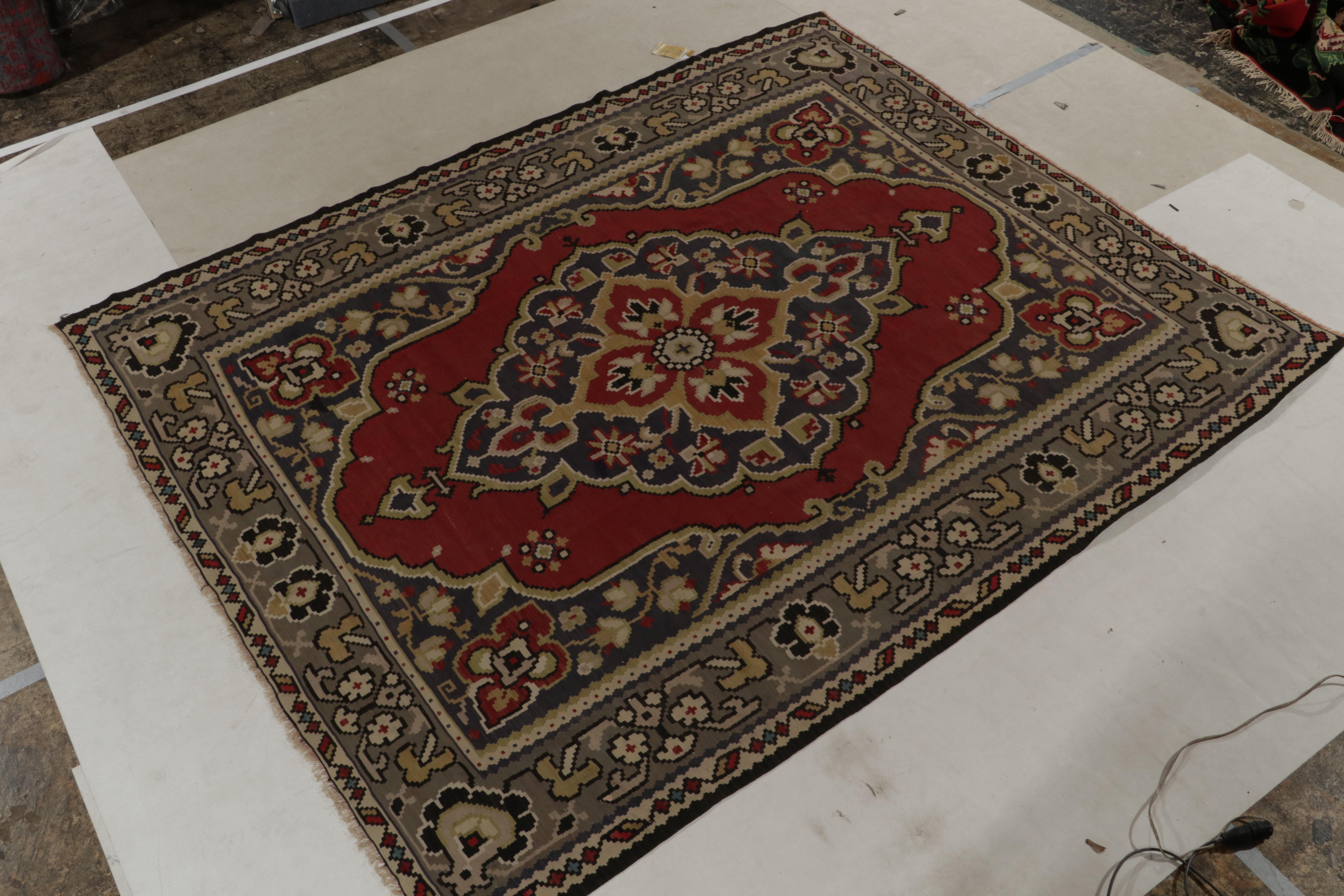 Zu den traditionelleren Inspirationen der bessarabischen Abstammung gehört ein 8x10 großer alter Kilim-Teppich aus der Türkei (ca. 1950-1960). Das handgewebte Stück legt eine ebenso seltene Betonung auf Grautöne im Design, die fabelhaft in