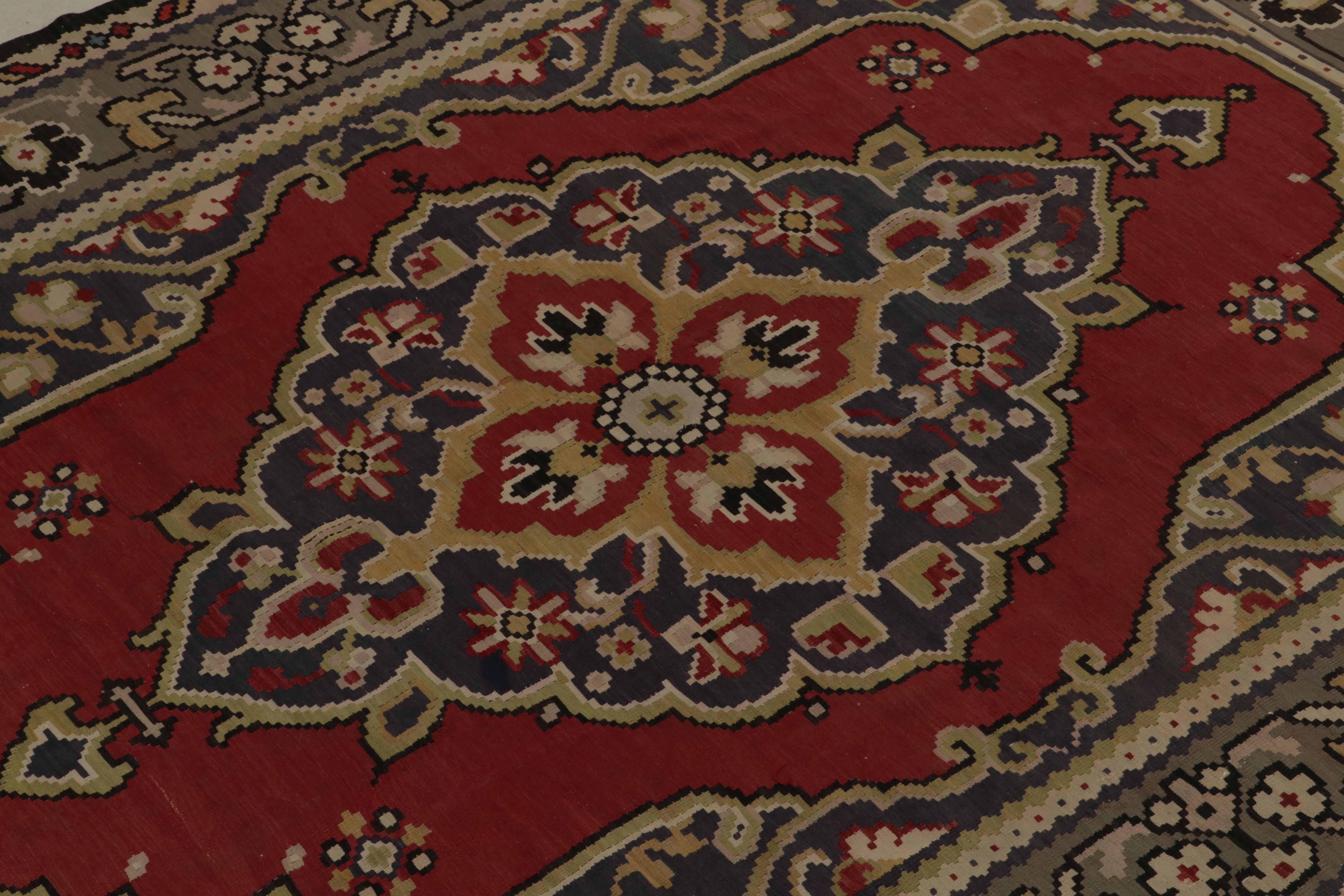 Bessarabischer Kelim-Teppich mit rotem, blauem Medaillonmuster von Teppich & Kelim (Türkisch) im Angebot