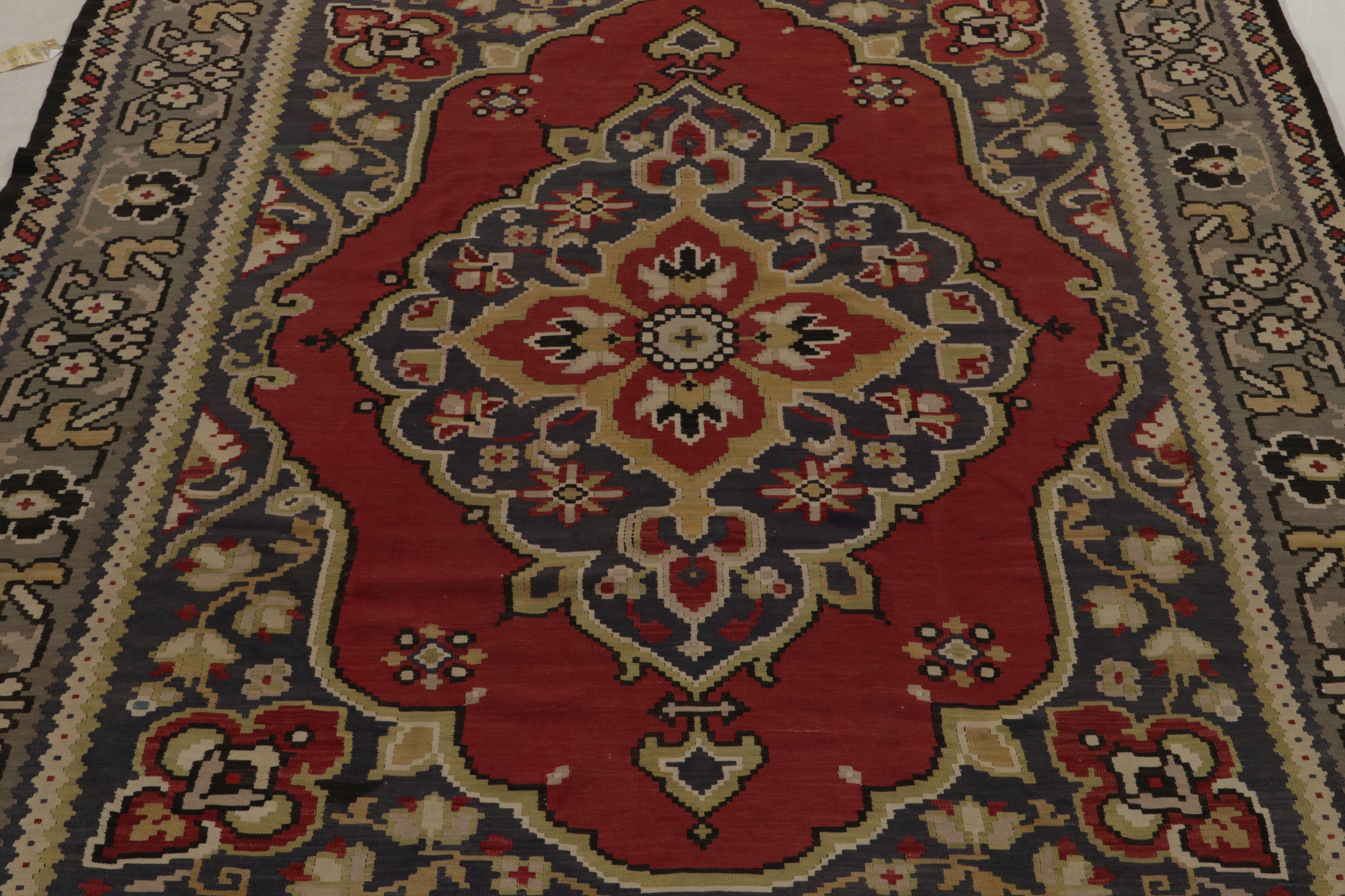 Bessarabischer Kelim-Teppich mit rotem, blauem Medaillonmuster von Teppich & Kelim im Zustand „Gut“ im Angebot in Long Island City, NY