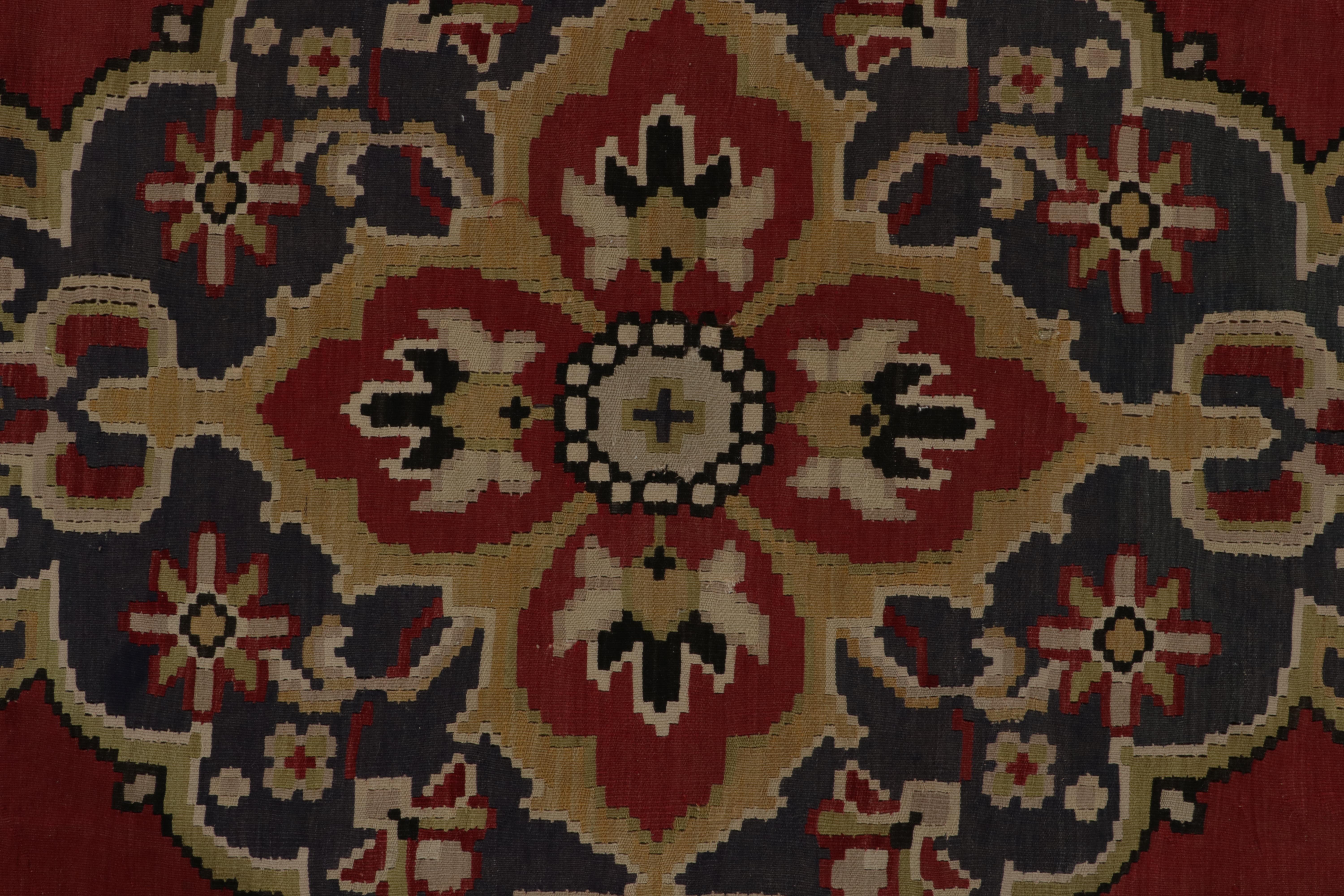 Bessarabischer Kelim-Teppich mit rotem, blauem Medaillonmuster von Teppich & Kelim im Angebot 1