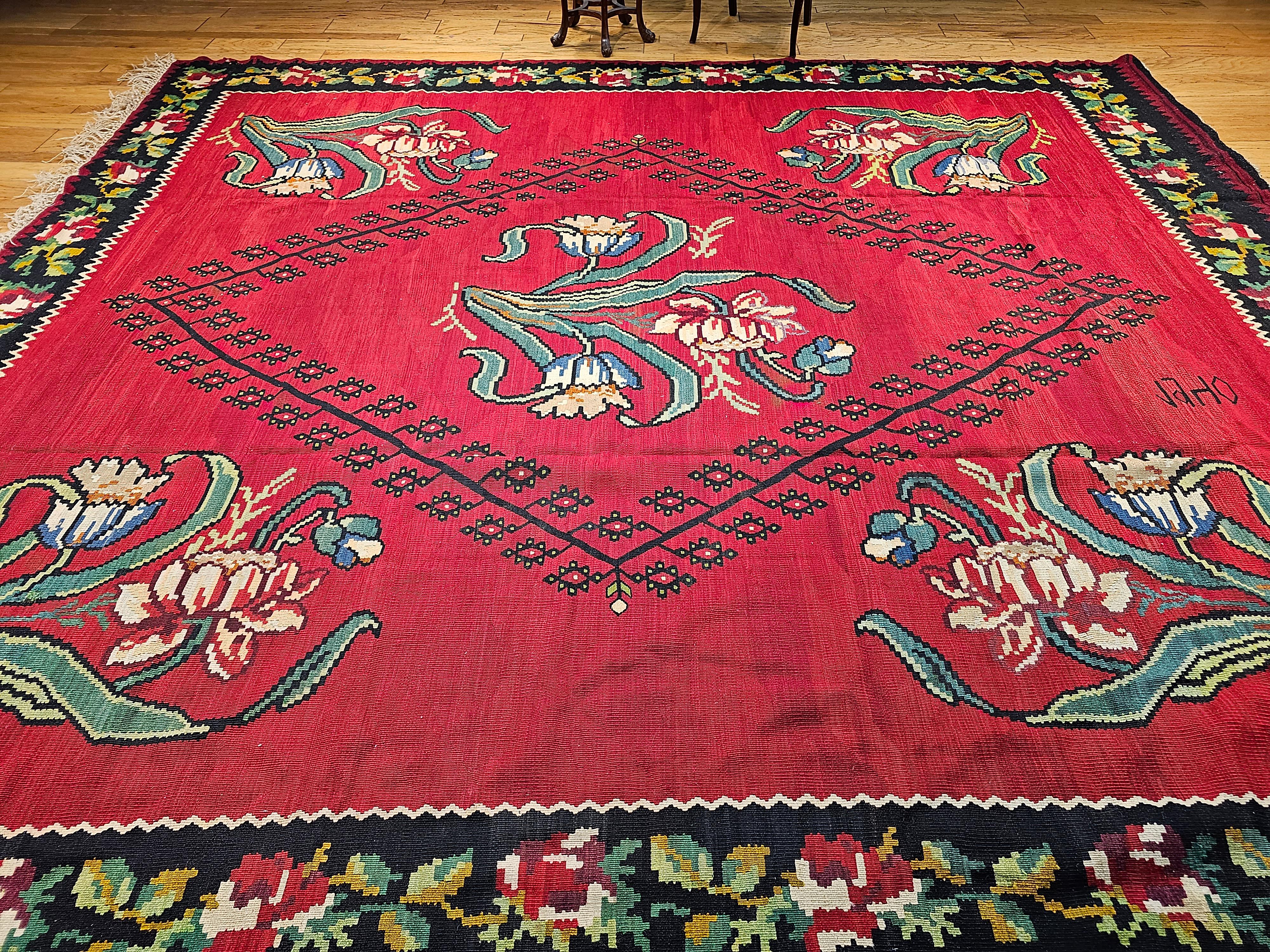 Kilim turco vintage tamaño habitación de Besarabia en rojo, azul, verde, marfil y negro en venta 6