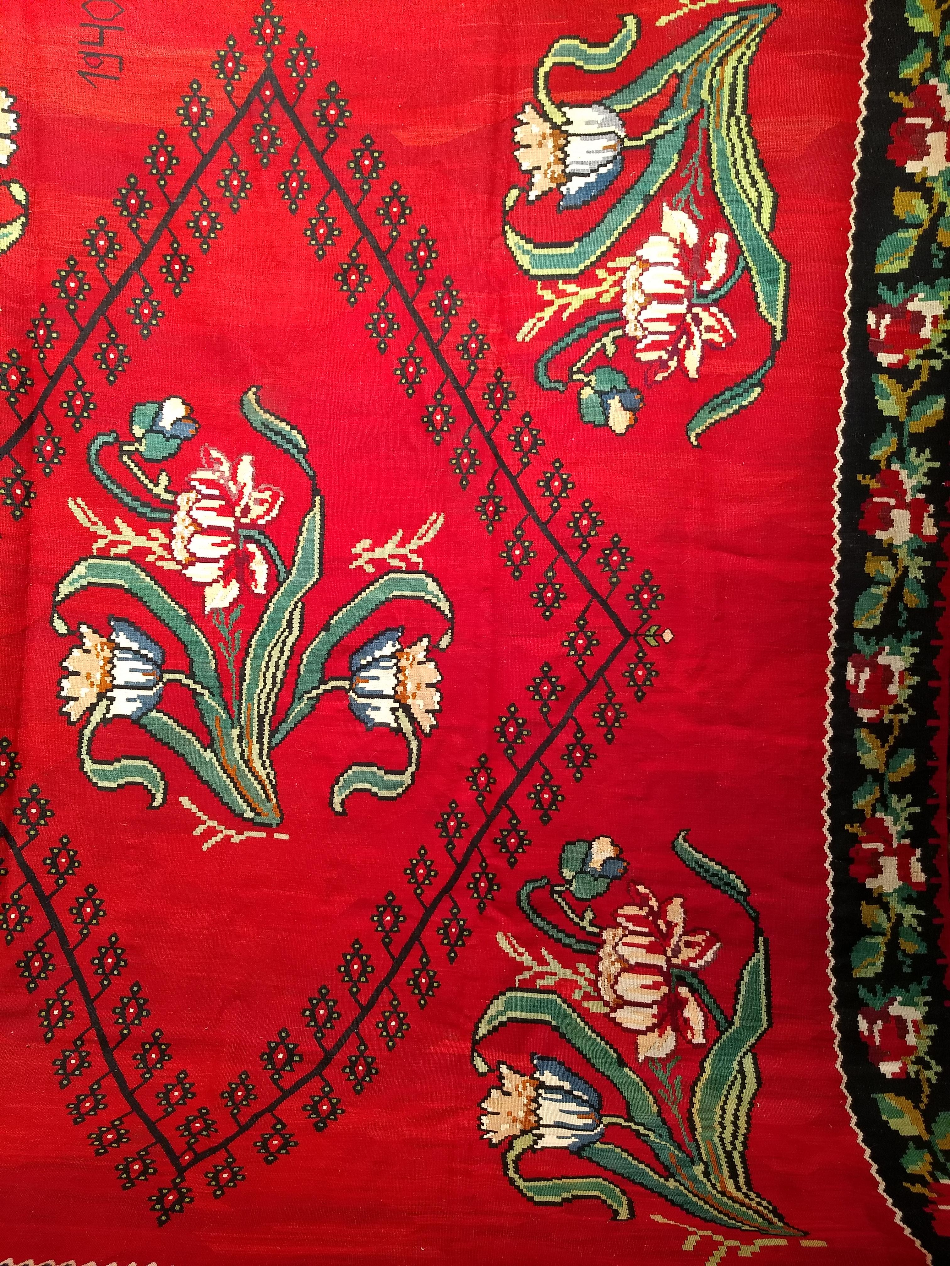 Kilim turco vintage tamaño habitación de Besarabia en rojo, azul, verde, marfil y negro Lana en venta