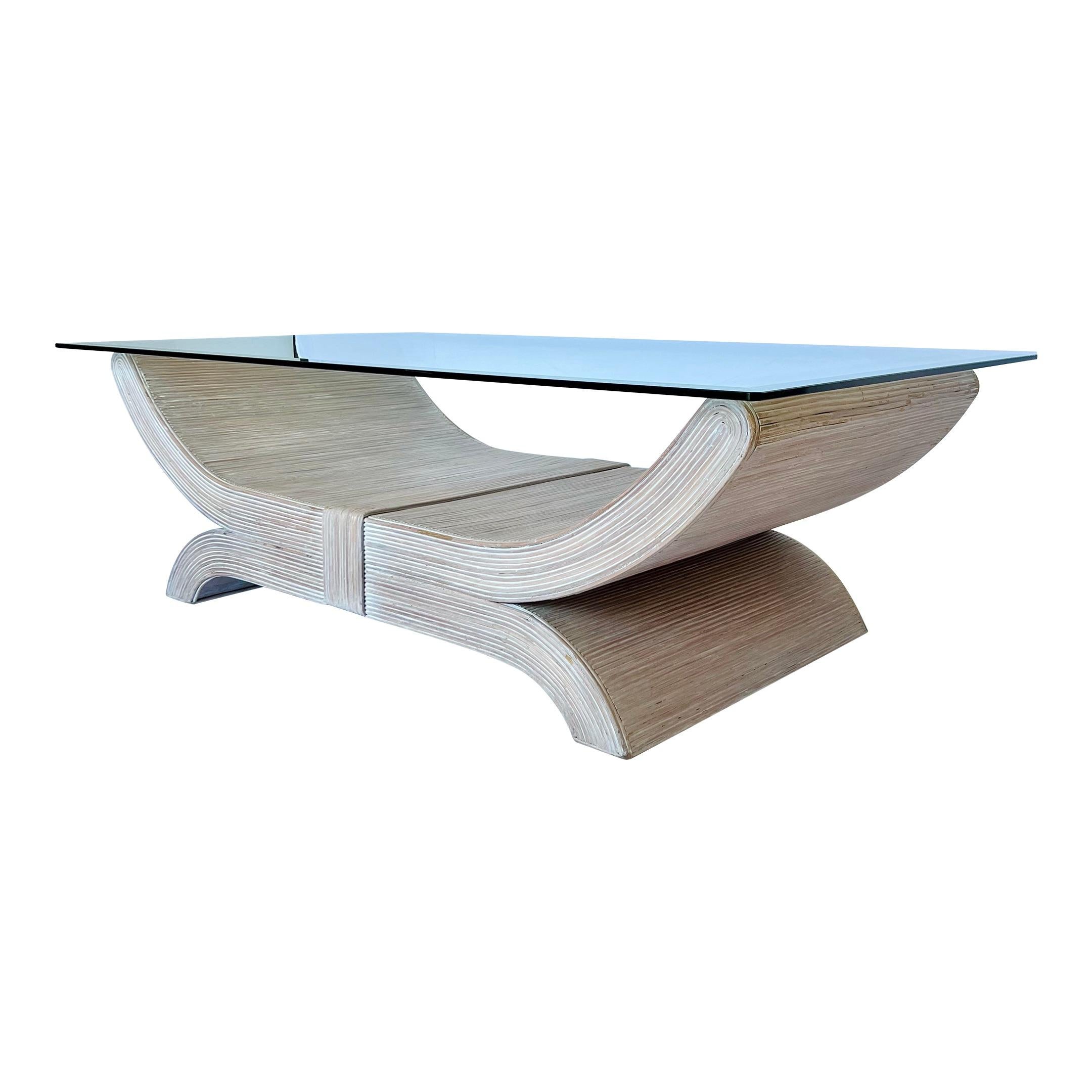 Ein Vintage-Couchtisch in Form einer Curule aus gespaltenem Rohrgeflecht aus den 1980er Jahren in der Art von Betty Cobonpue. Keramisiertes Bleistiftschilf auf einer stabilen Holzkonstruktion mit einer rechteckigen, abgeschrägten