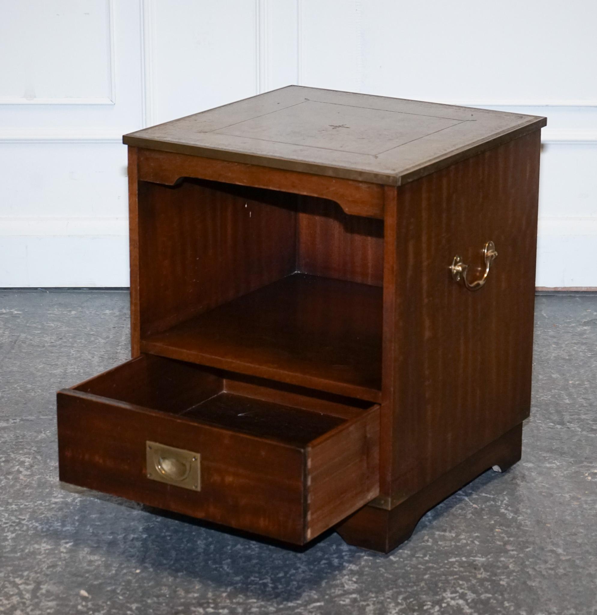 VINTAGE BEVAN FUNELL MILITARY CAMPAIGN BEDSIDE TABLE NiGHTSTAND LEATHER TOP In Good Condition For Sale In Pulborough, GB