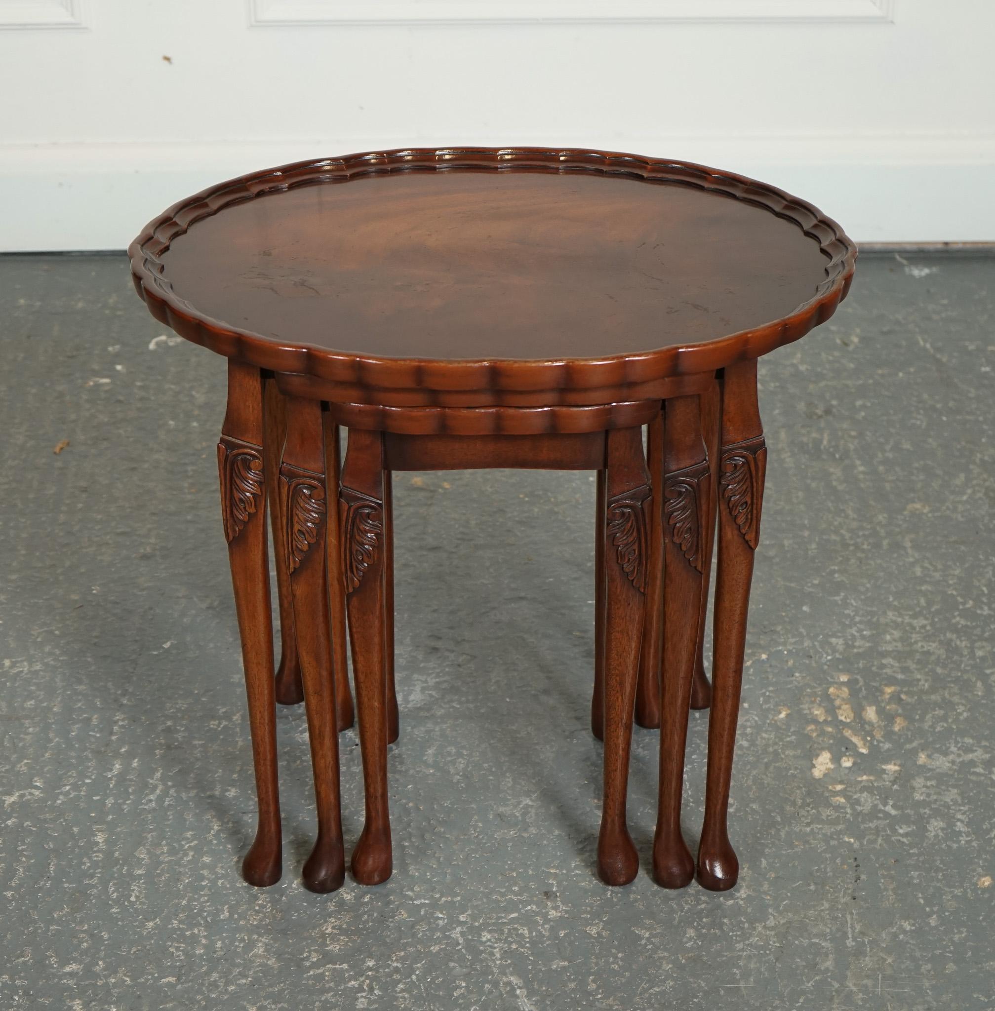 VINTAGE BEVAN FUNNEL NEST OF TABLES WITH PiE CRUST TOP J1 In Good Condition For Sale In Pulborough, GB