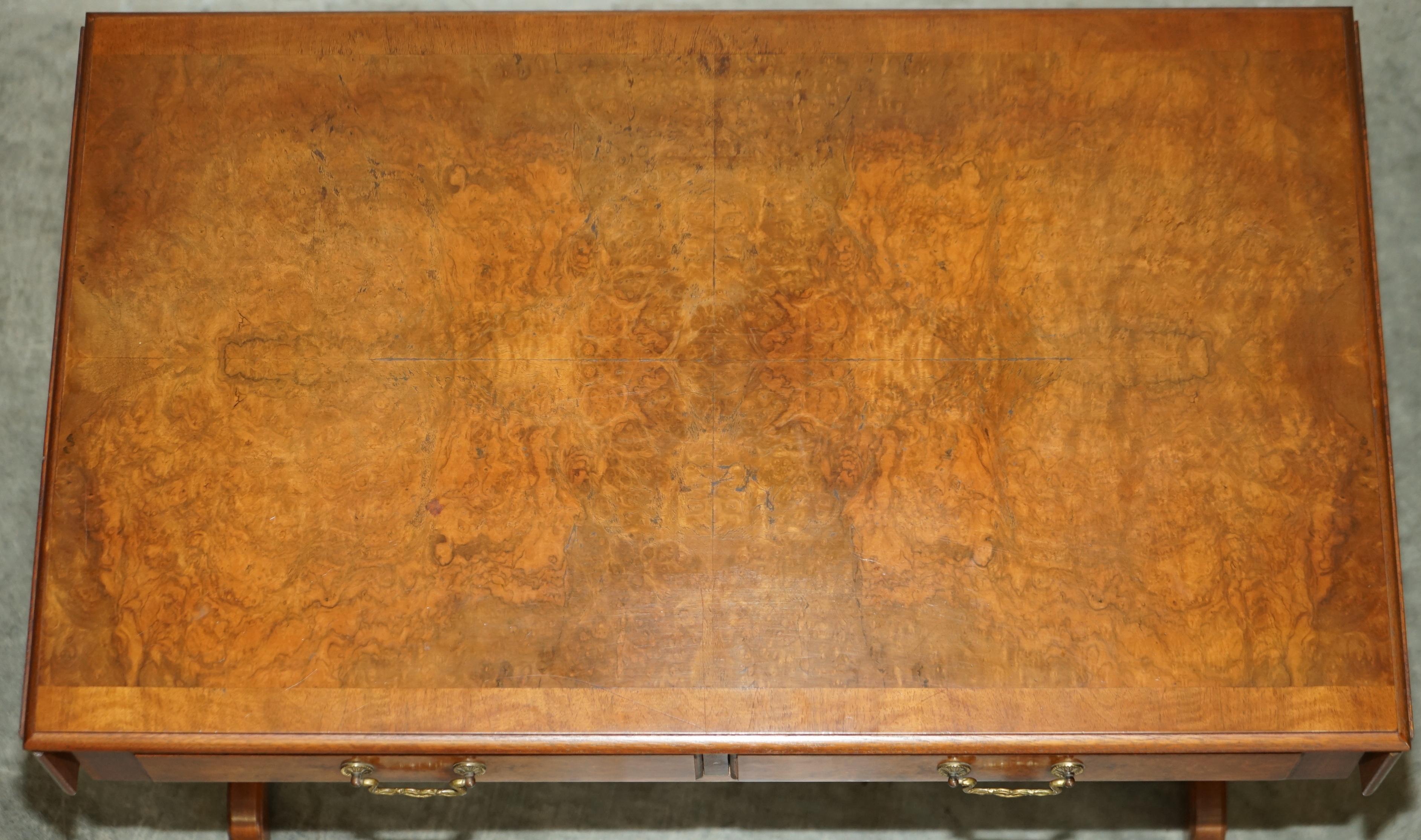 Vintage Bevan Funnell Sofá extensible / Mesa auxiliar de nogal burr Nice Timber en venta 2