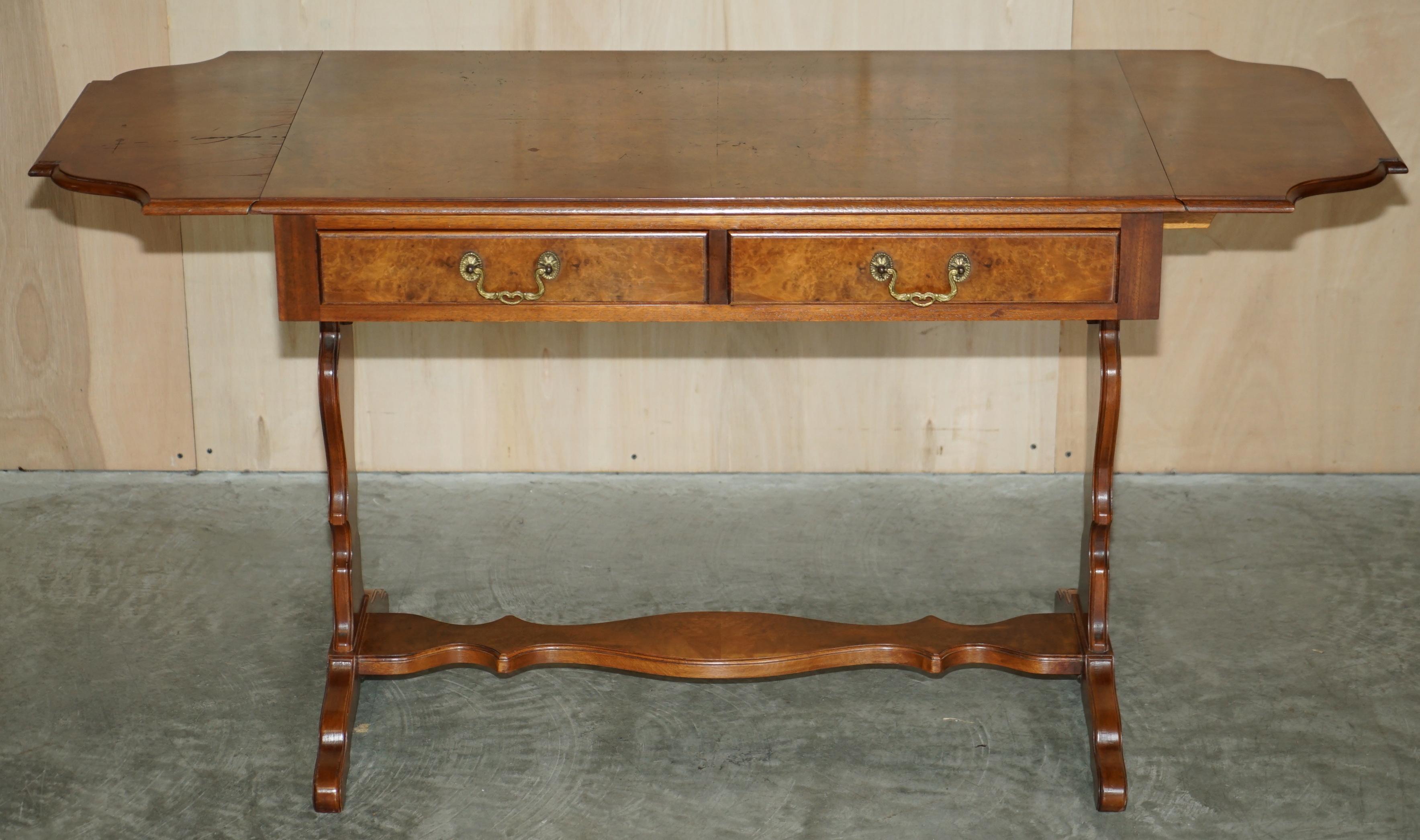 Vintage Bevan Funnell Sofá extensible / Mesa auxiliar de nogal burr Nice Timber en venta 10