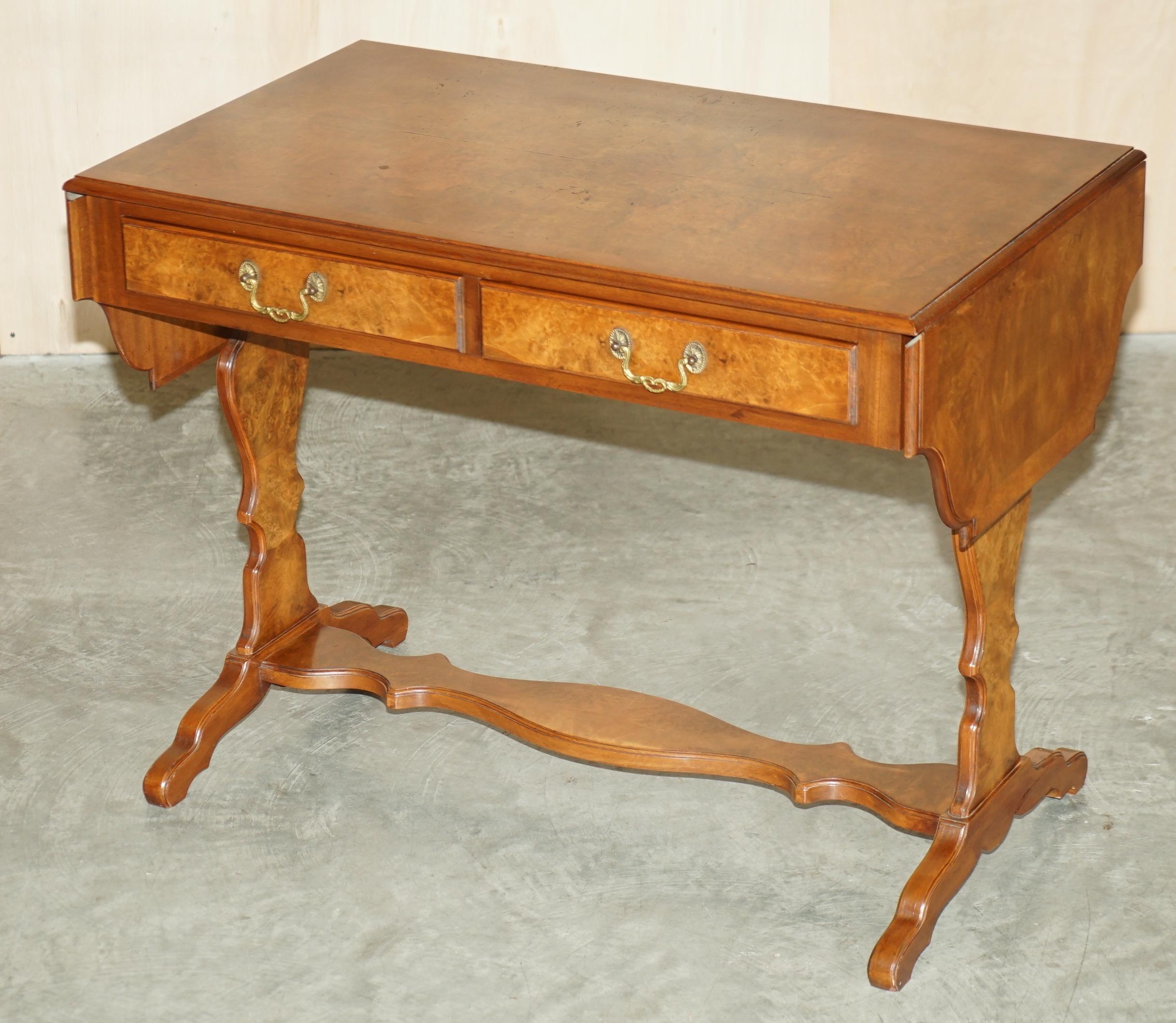 Wir freuen uns, dieses schöne Vintage Bevan Funnell, Burr Walnut, ausziehbare Sofa / Beistelltisch zum Verkauf anbieten zu können.

Ein sehr gut gemacht und dekoratives Stück, ist dieser Tisch von einem Regency-Design, und wurde ein Sofa Tisch
