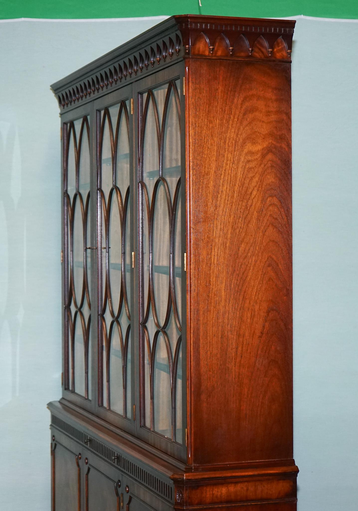 Vintage By FUNNELL in legno massiccio con libreria a vista in vendita 3