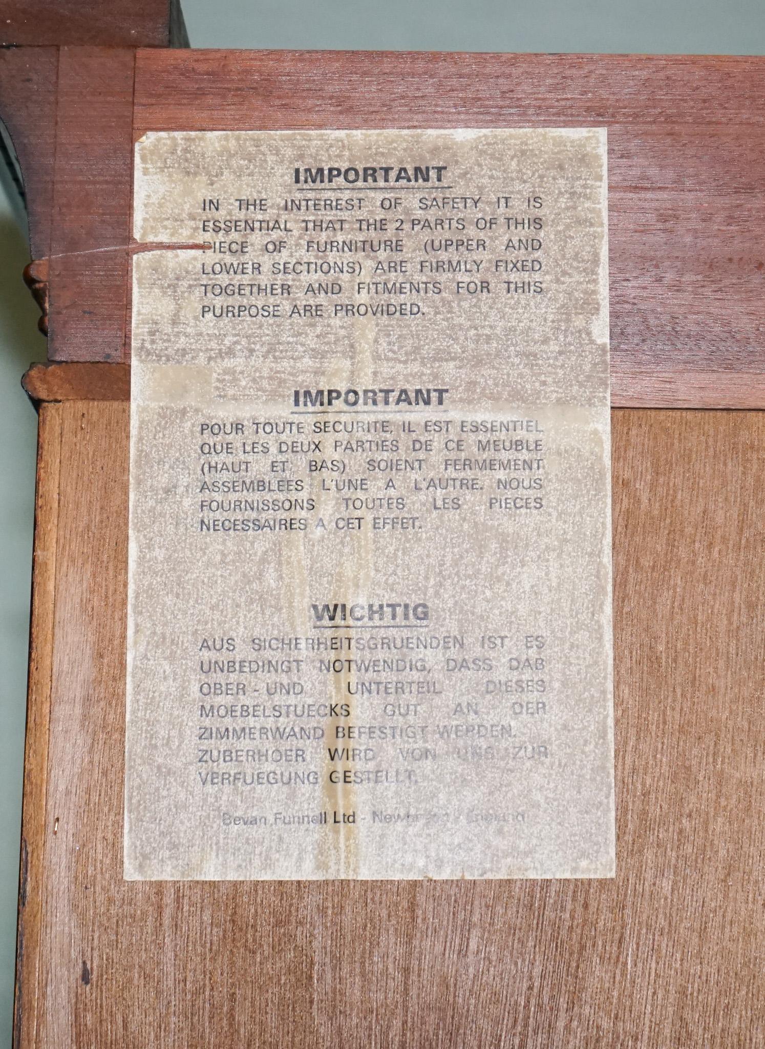 
Antiquariato di Londra



Questa eccezionale libreria e vetrina vintage è opera di Bevan Funnell, uno dei più apprezzati produttori di mobili inglesi, rinomato per la realizzazione di pezzi di qualità ed eleganza senza tempo.

Realizzato con grande