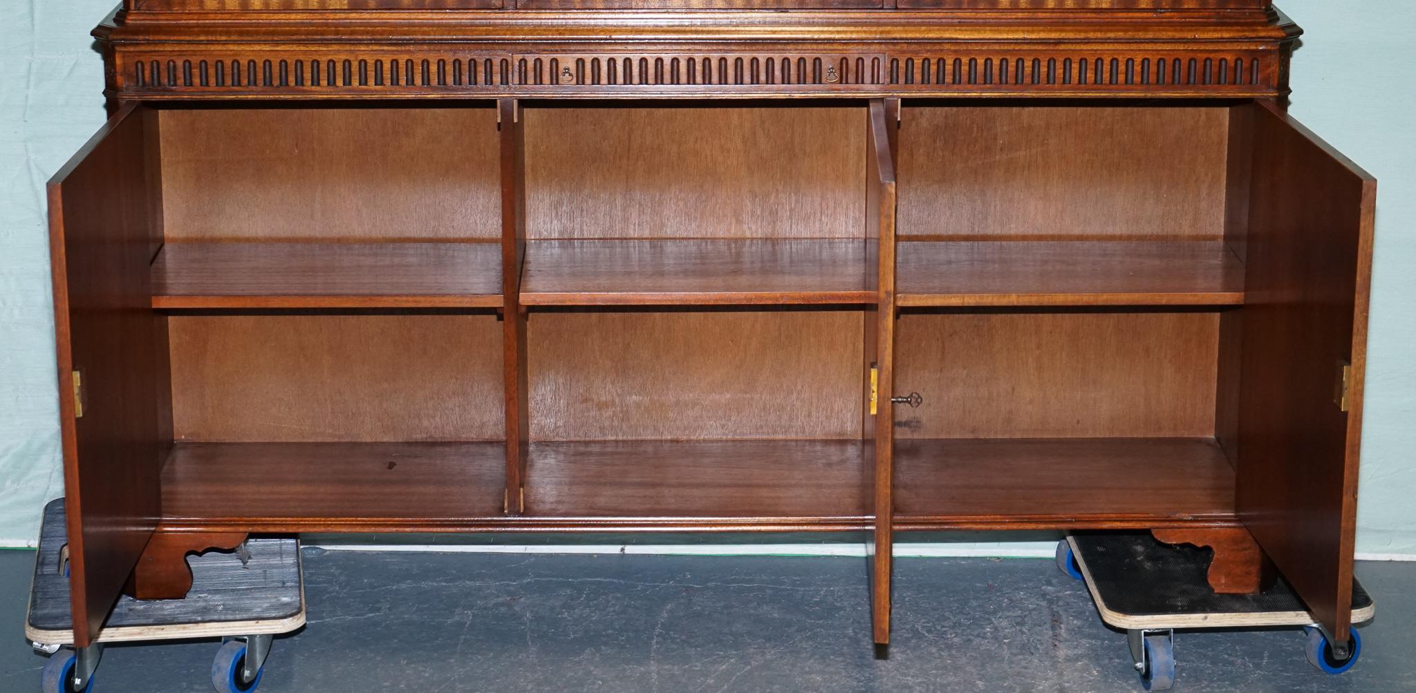 Fatto a mano Vintage By FUNNELL in legno massiccio con libreria a vista in vendita