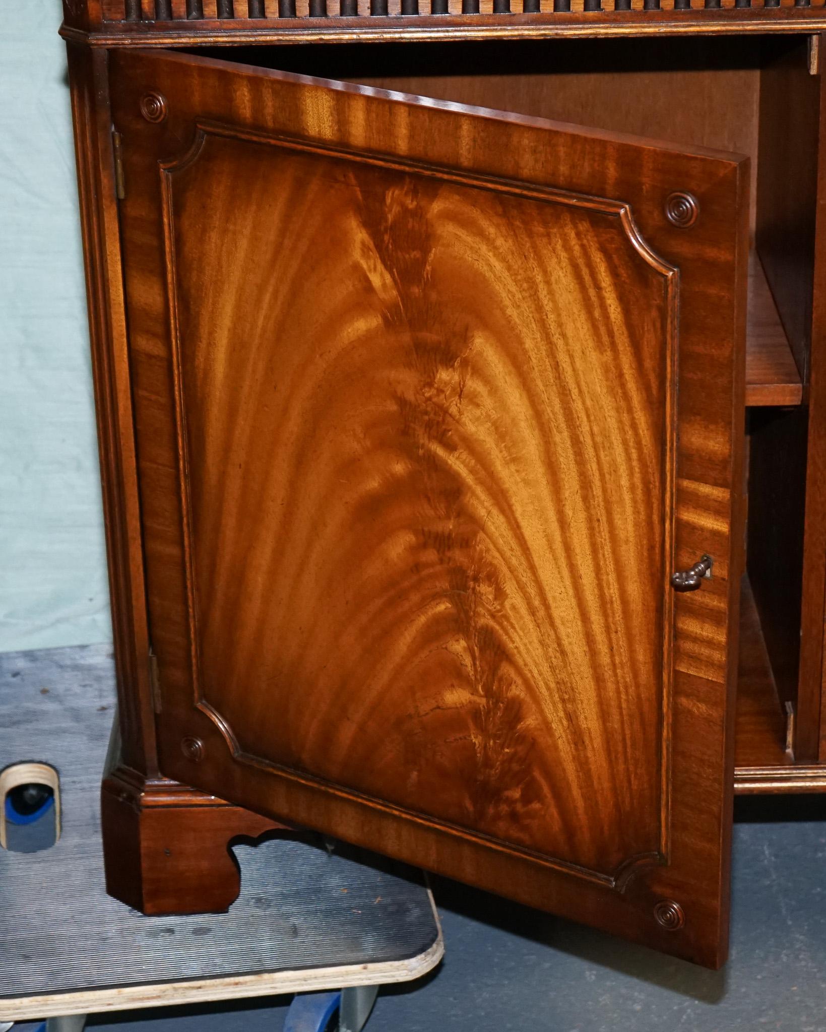 Vintage By FUNNELL in legno massiccio con libreria a vista In condizioni buone in vendita a Pulborough, GB