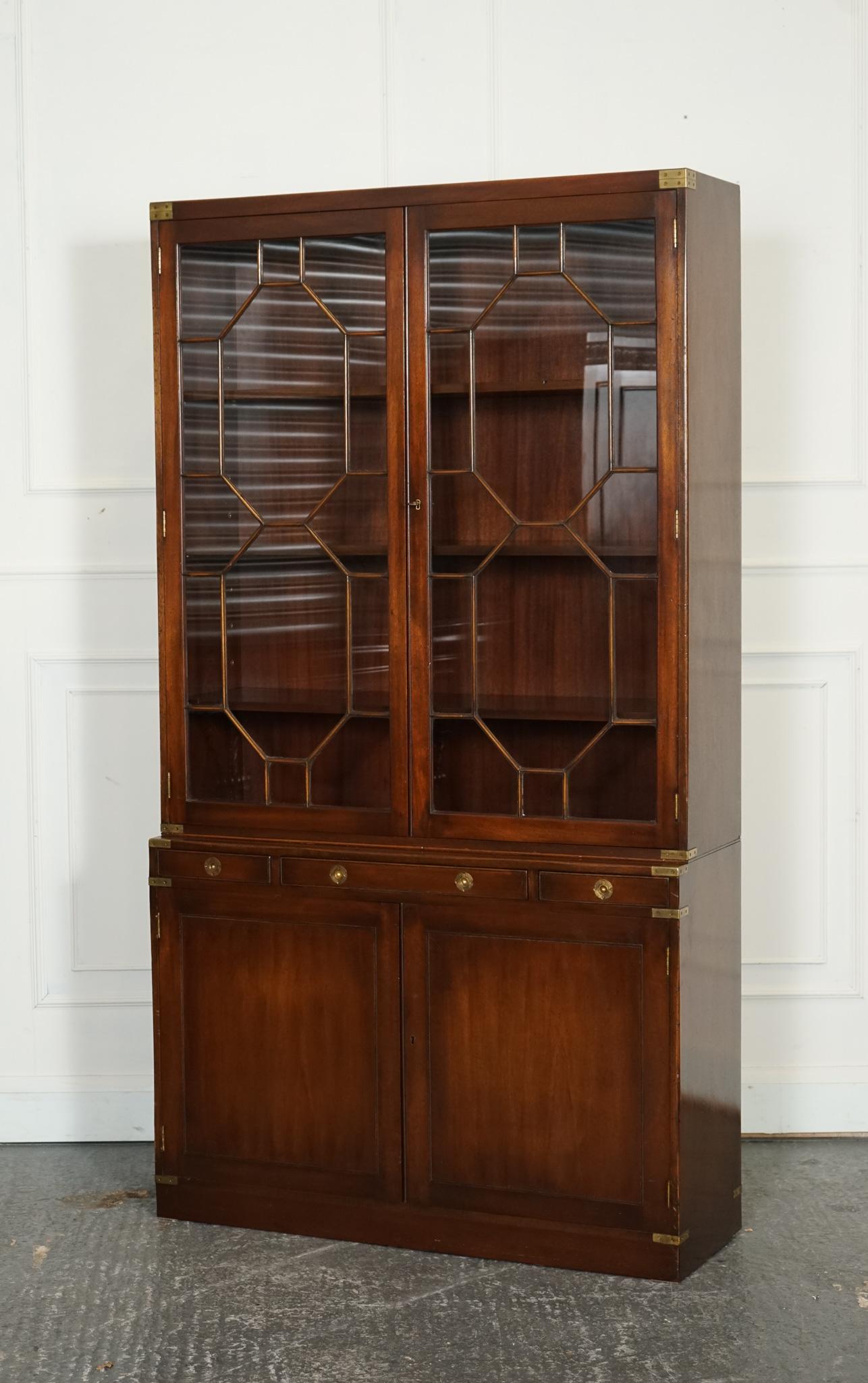 Britannique VINTAGE BEVAN FUNNELL MILITARY CAMPAIGN ASTRAL GLAZED LIBRARY DISPLAY CABiNET en vente