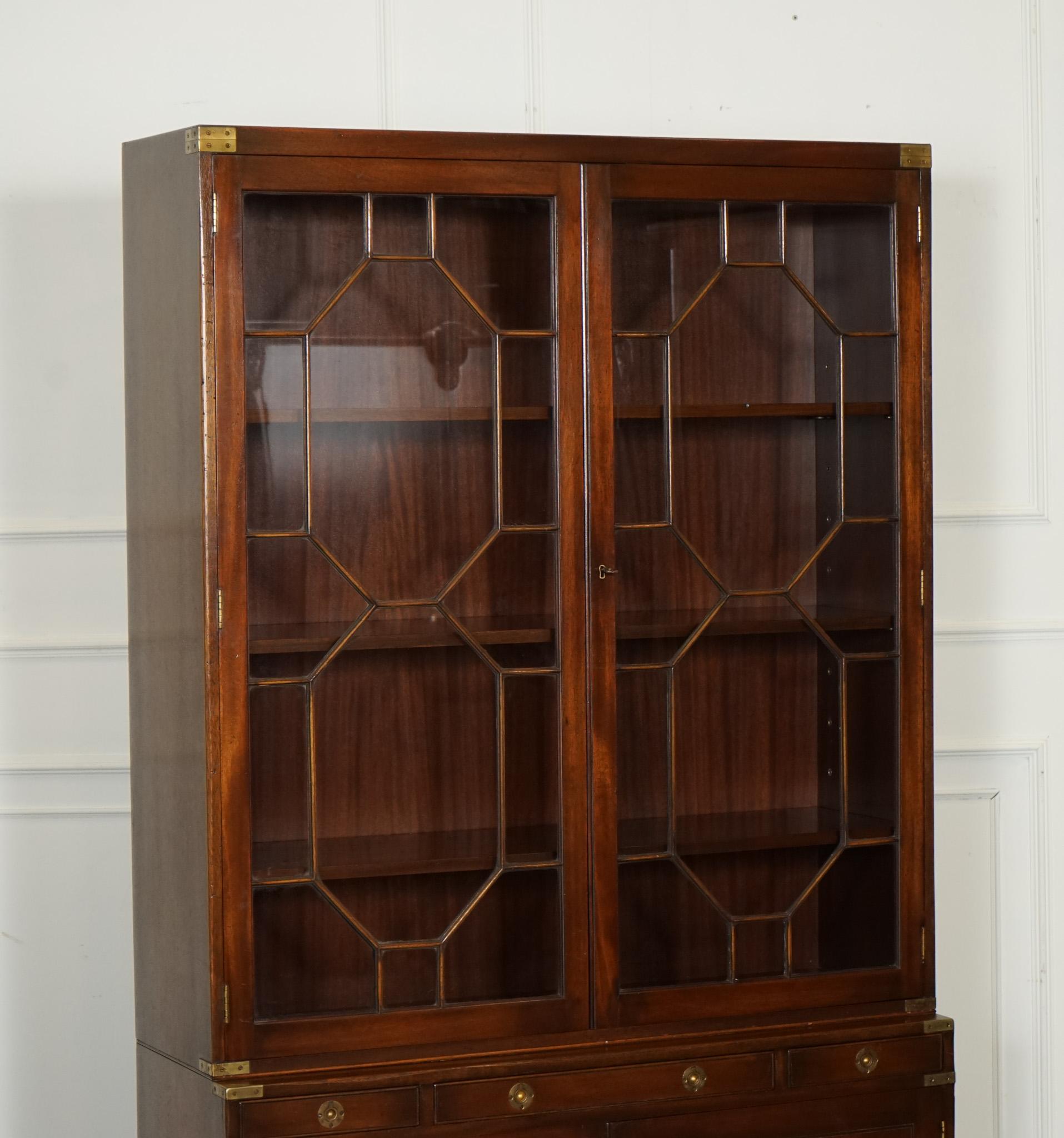 Fait main VINTAGE BEVAN FUNNELL MILITARY CAMPAIGN ASTRAL GLAZED LIBRARY DISPLAY CABiNET en vente